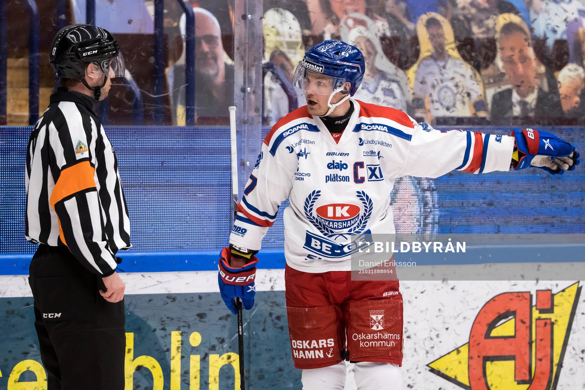 Oskarshamns Jonas Engström och domare Patric Bjälkander