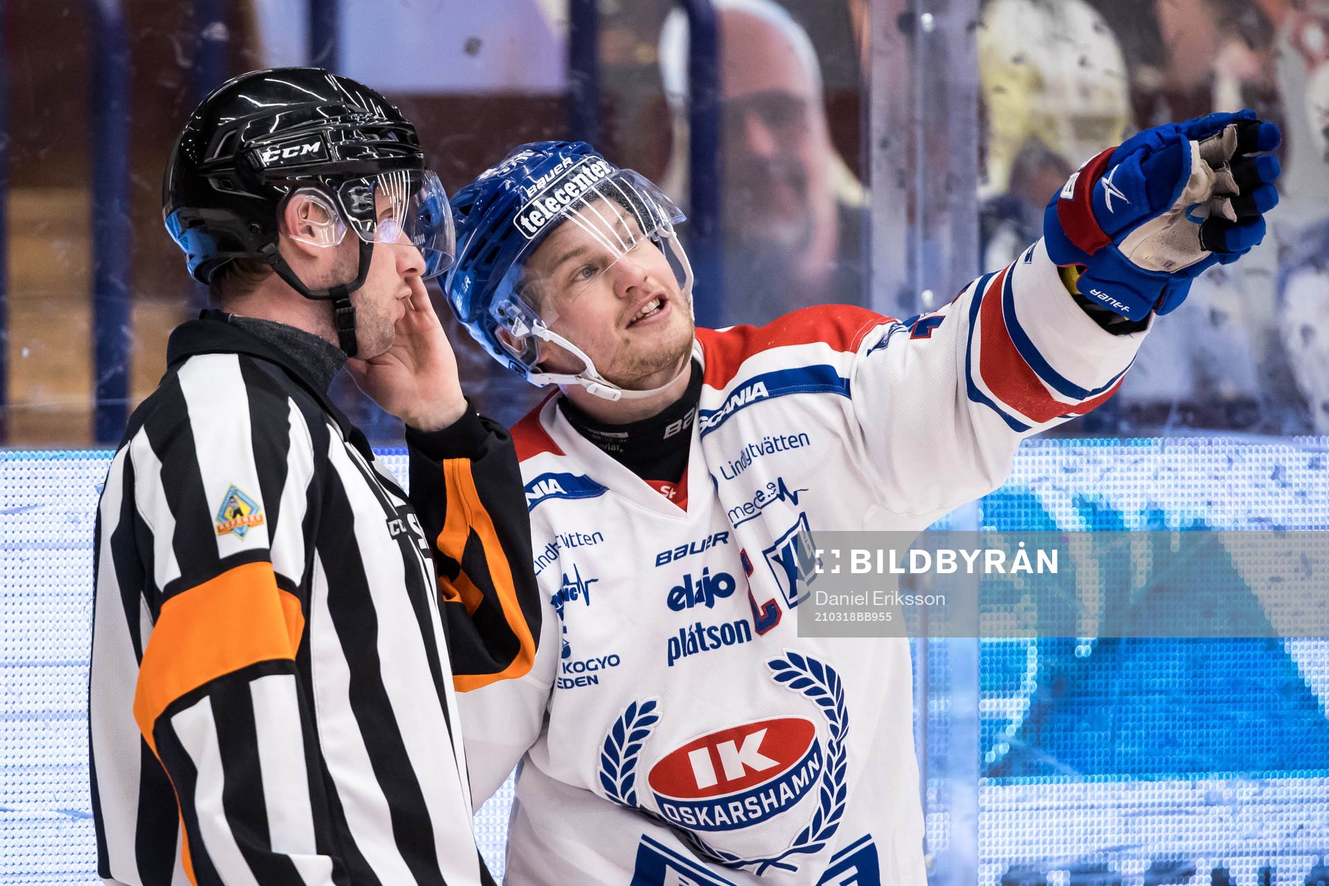 Oskarshamns Jonas Engström och domare Patric Bjälkander