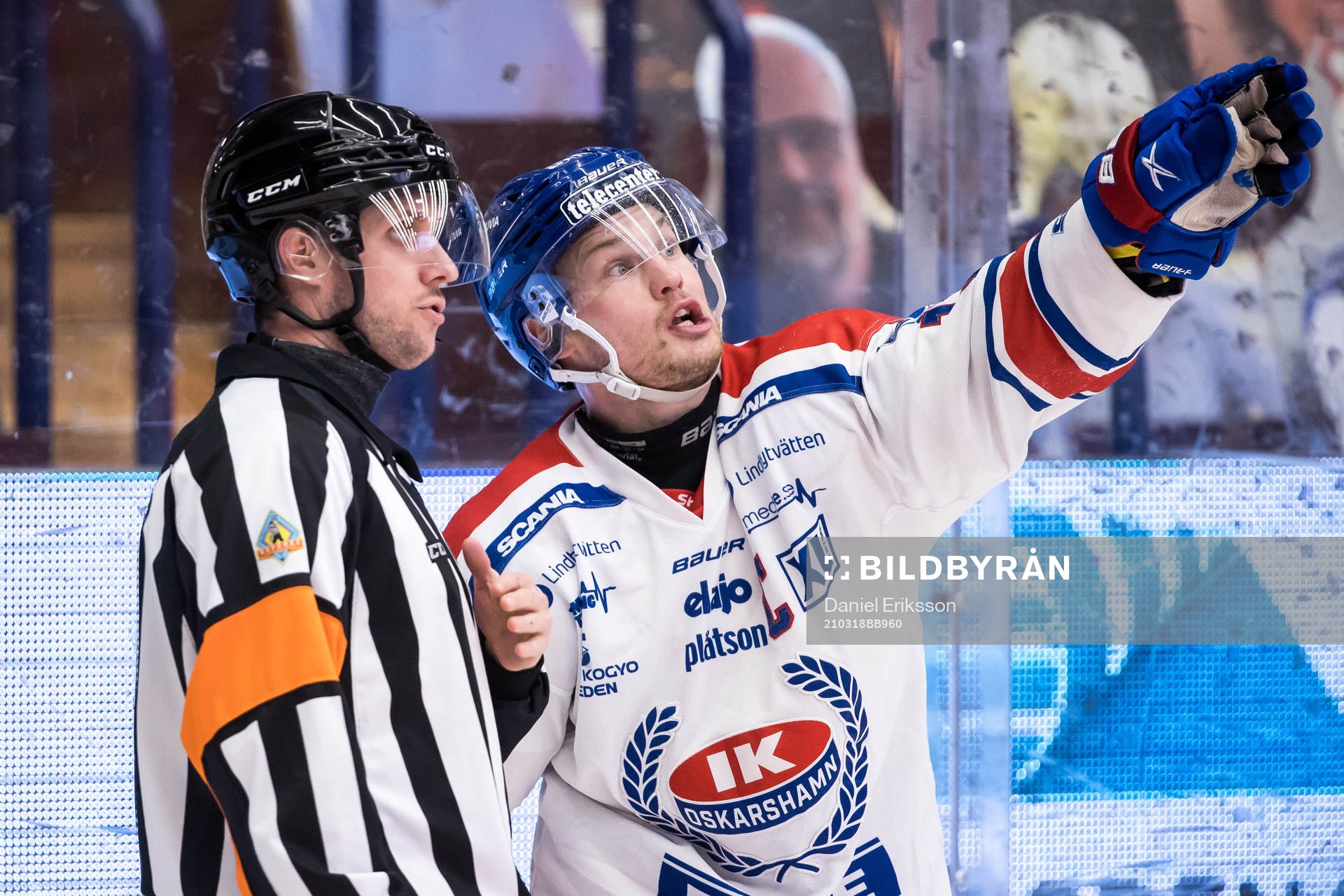 Oskarshamns Jonas Engström och domare Patric Bjälkander