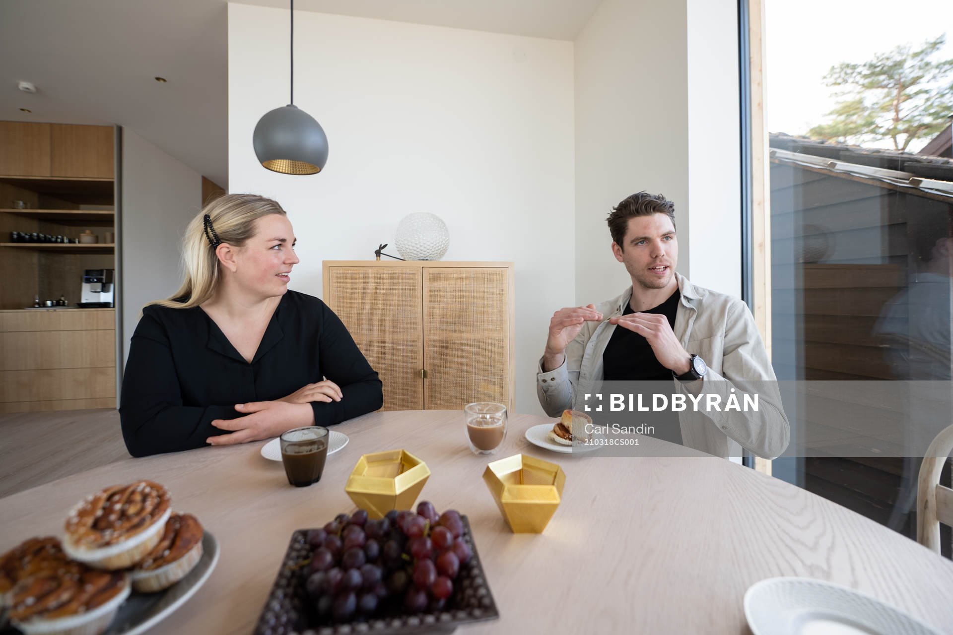 Karin Persson och Linus Fernström i sitt egendesignade hus