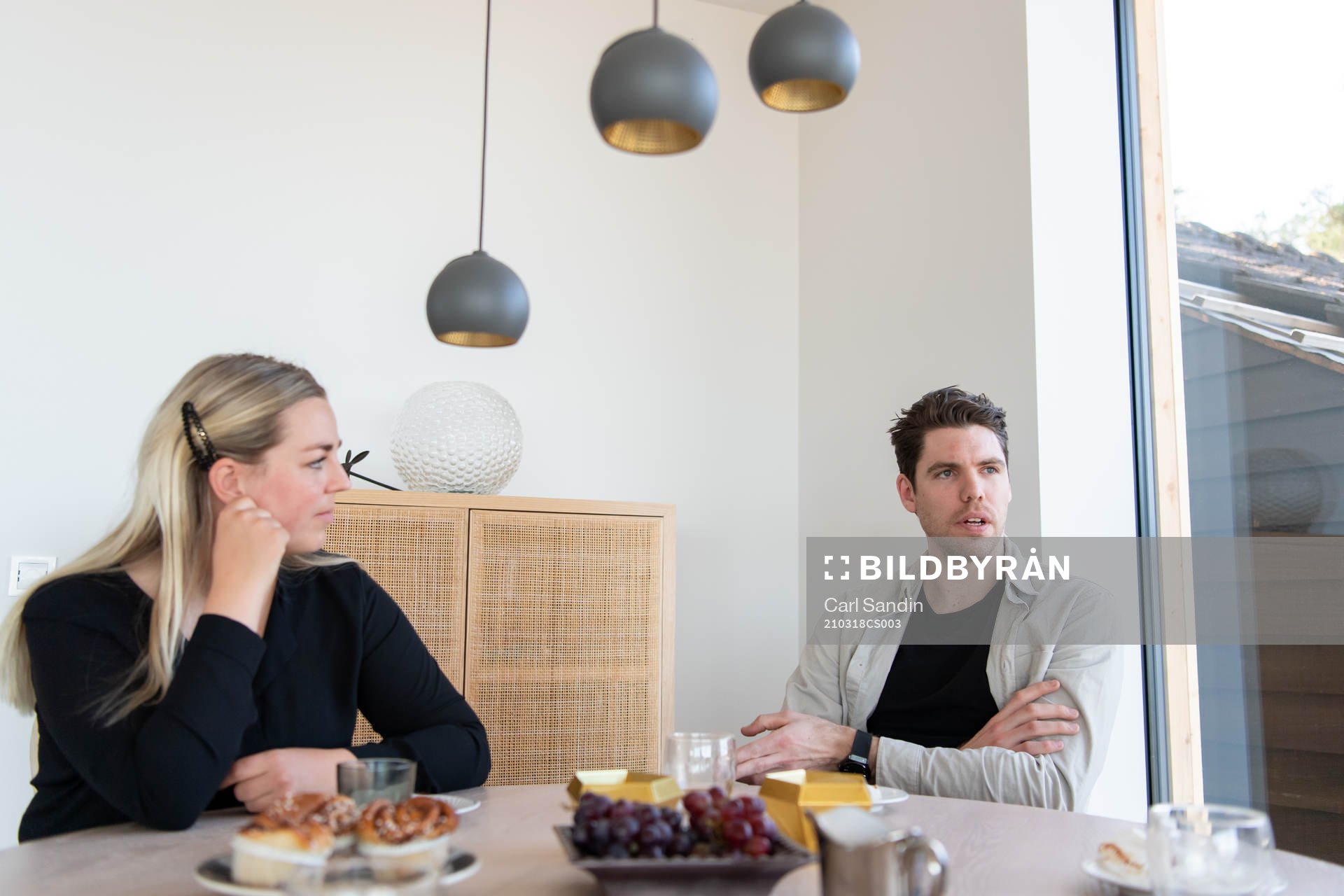 Karin Persson och Linus Fernström i sitt egendesignade hus