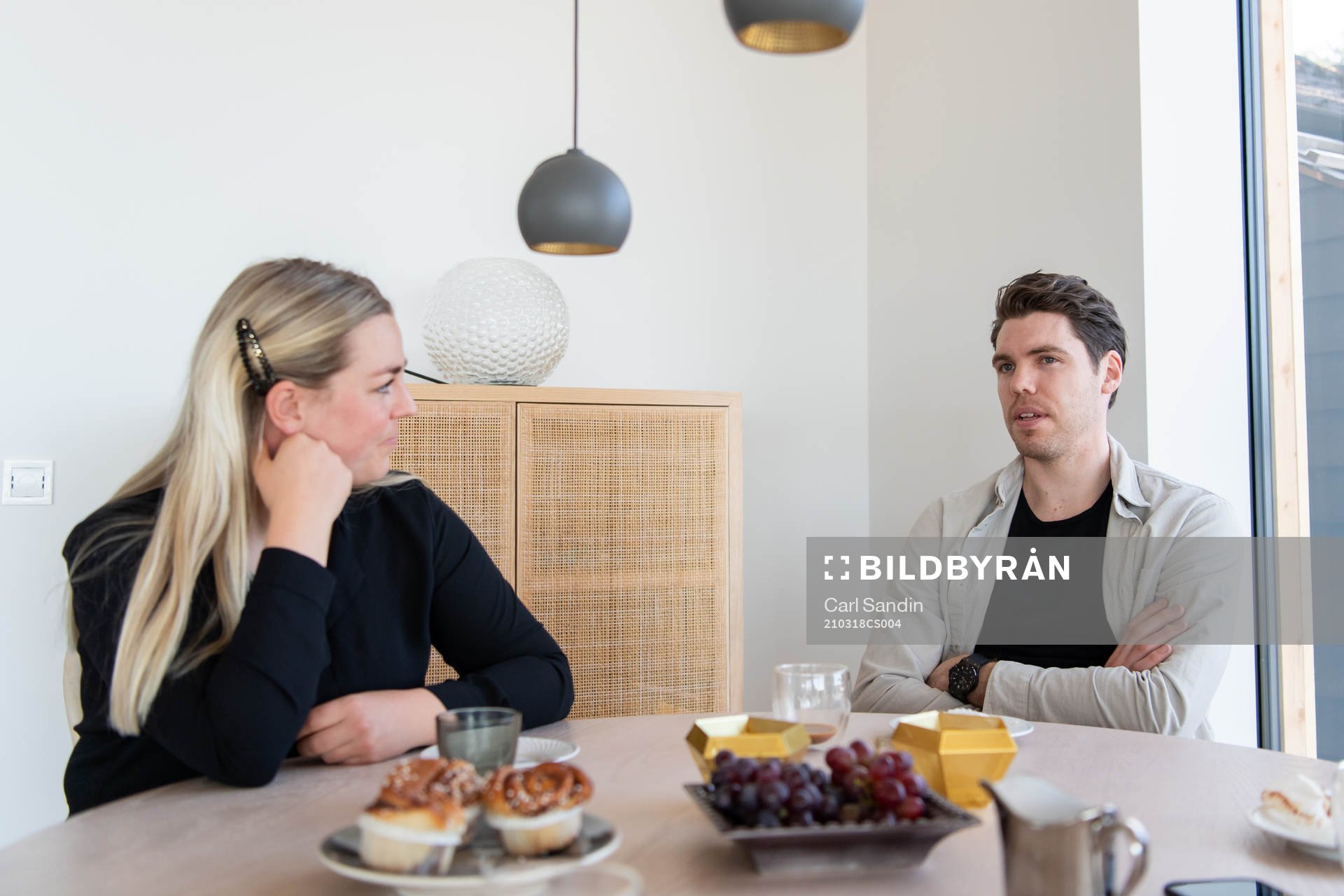 Karin Persson och Linus Fernström i sitt egendesignade hus