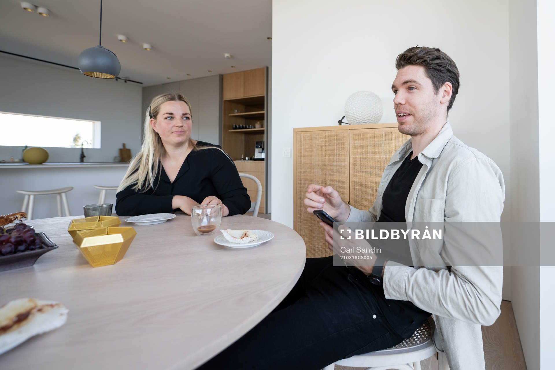 Karin Persson och Linus Fernström i sitt egendesignade hus