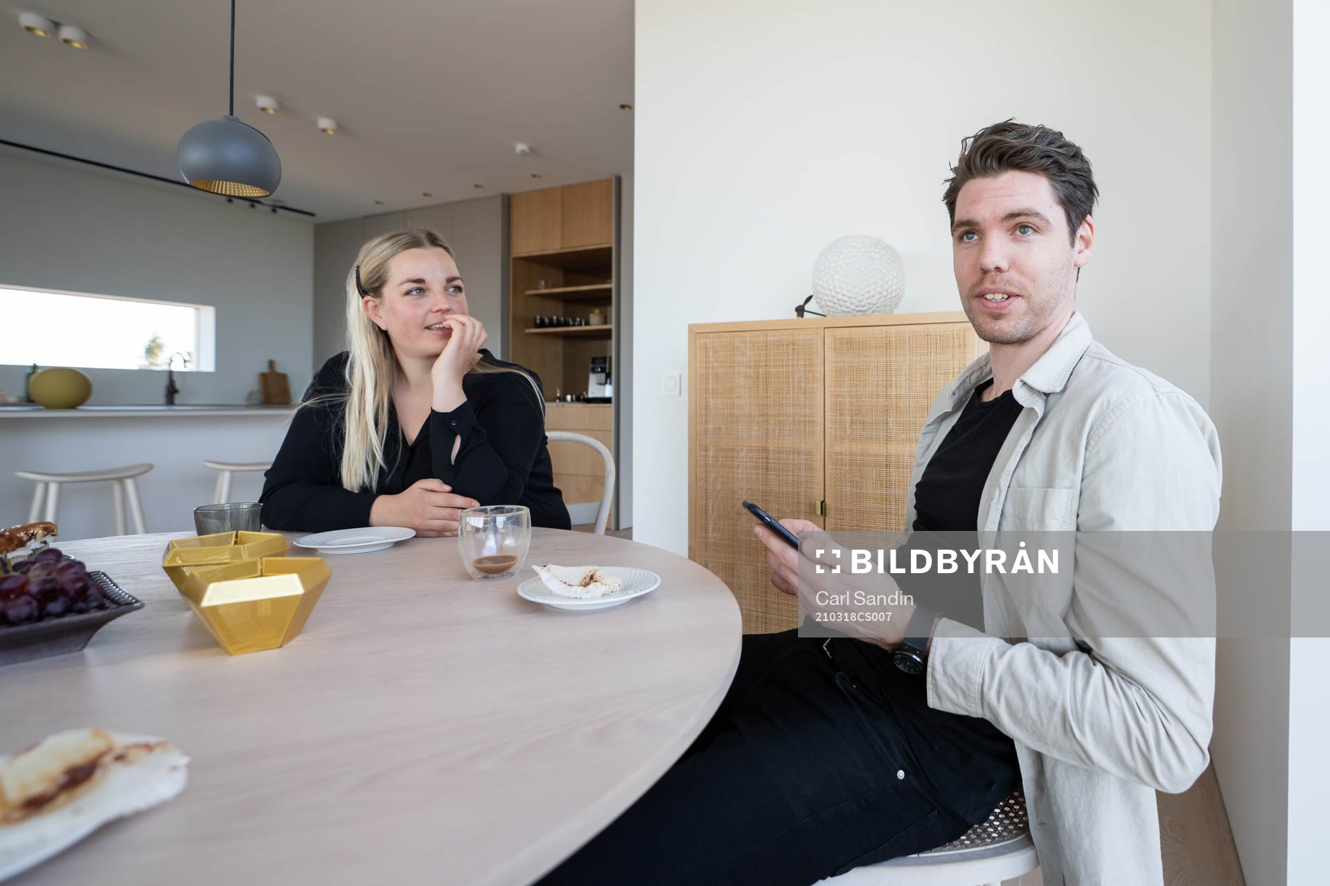 Karin Persson och Linus Fernström i sitt egendesignade hus