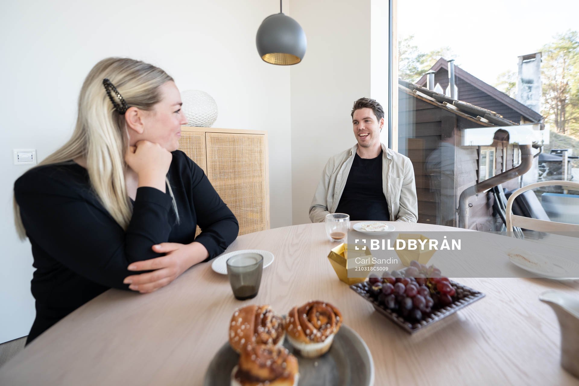 Karin Persson och Linus Fernström i sitt egendesignade hus