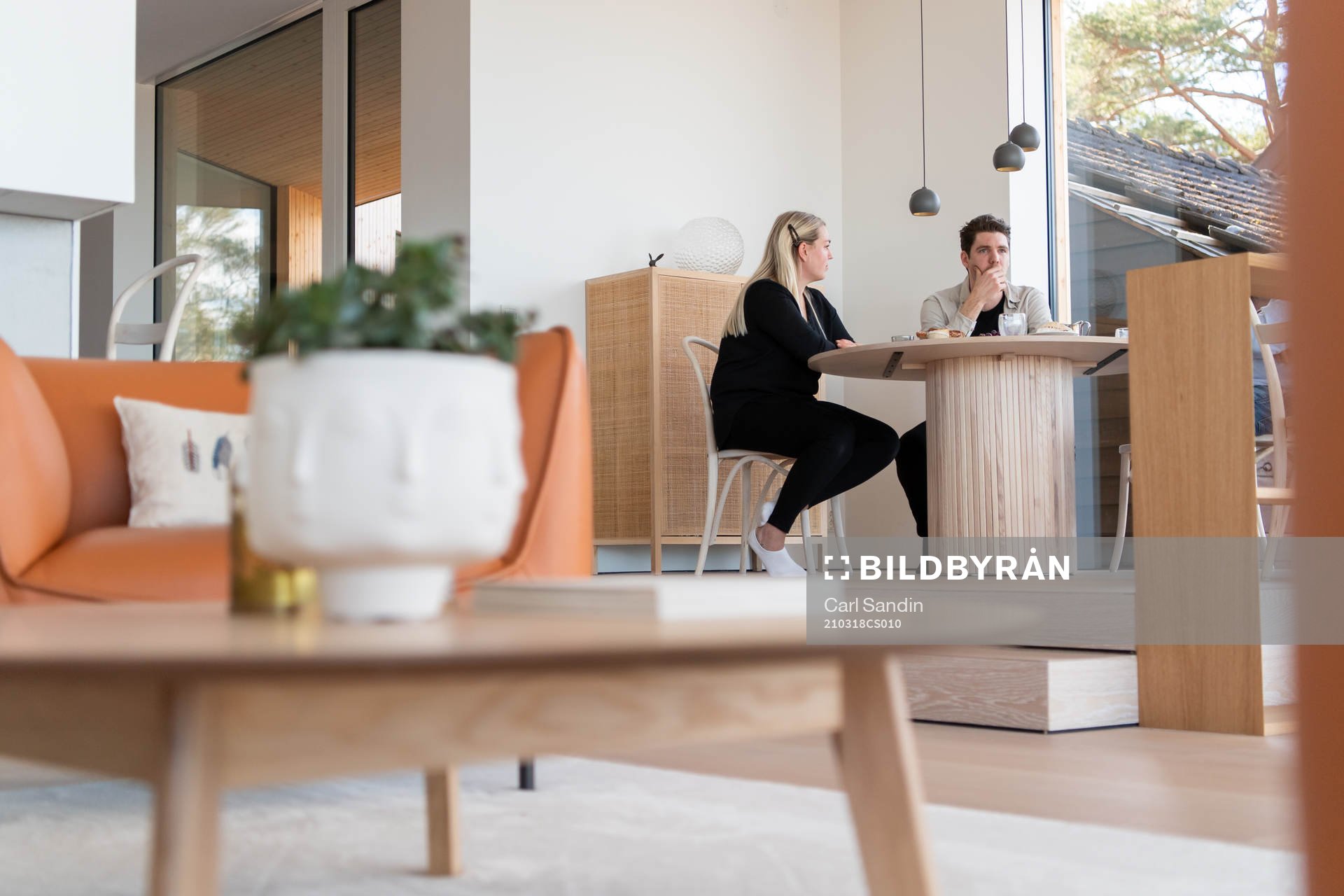Karin Persson och Linus Fernström i sitt egendesignade hus