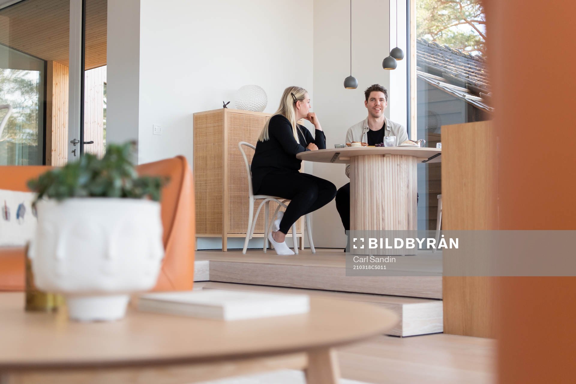 Karin Persson och Linus Fernström i sitt egendesignade hus