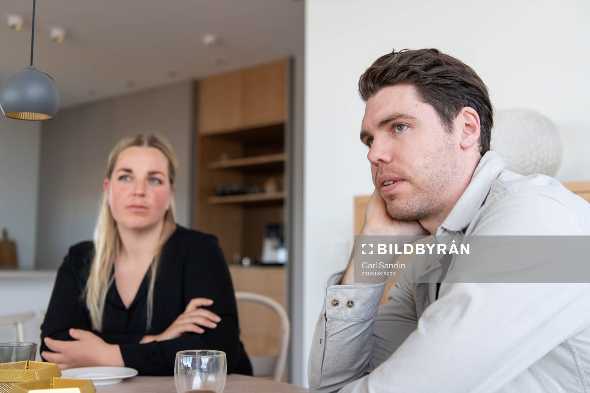 Karin Persson och Linus Fernström i sitt egendesignade hus