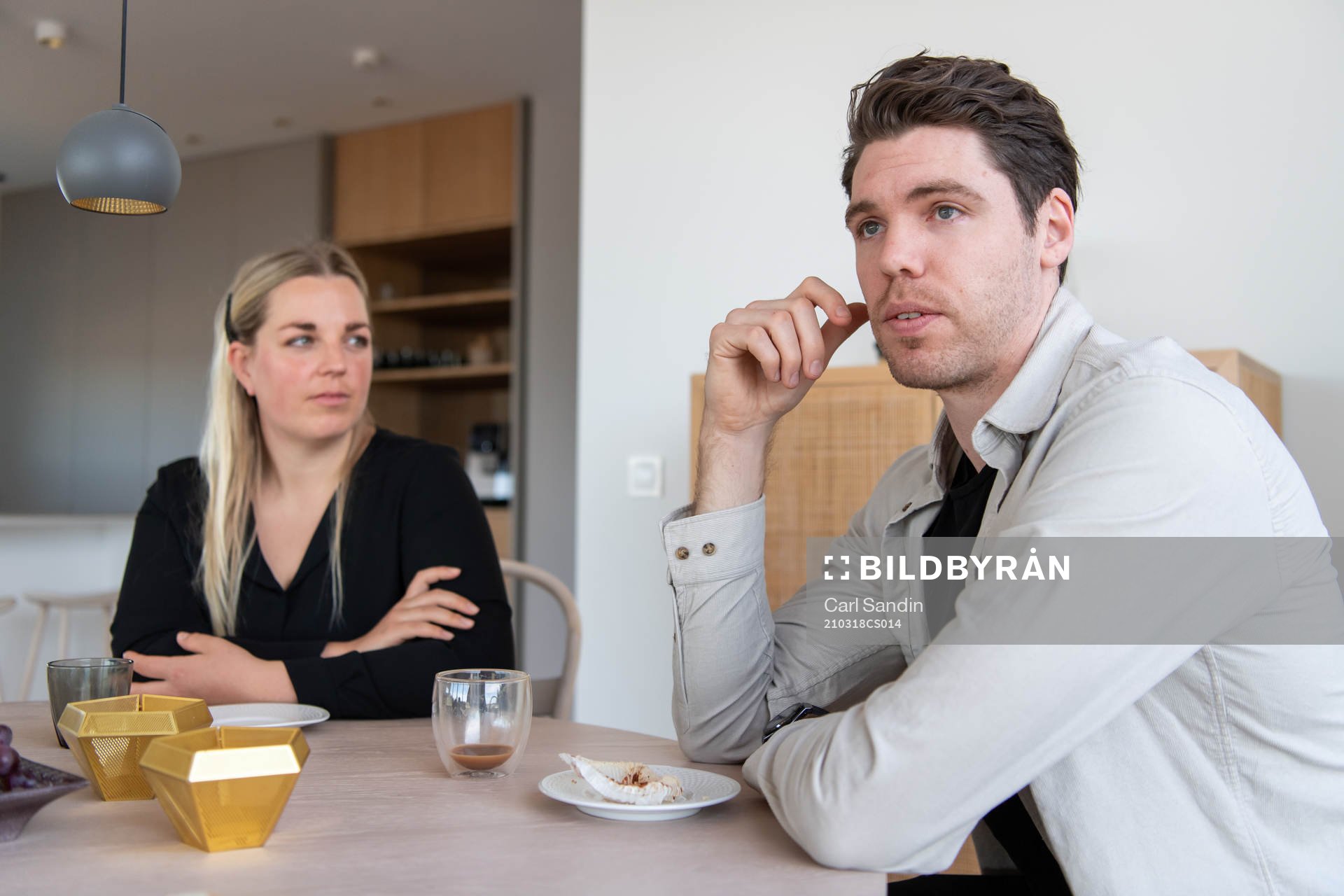Karin Persson och Linus Fernström i sitt egendesignade hus