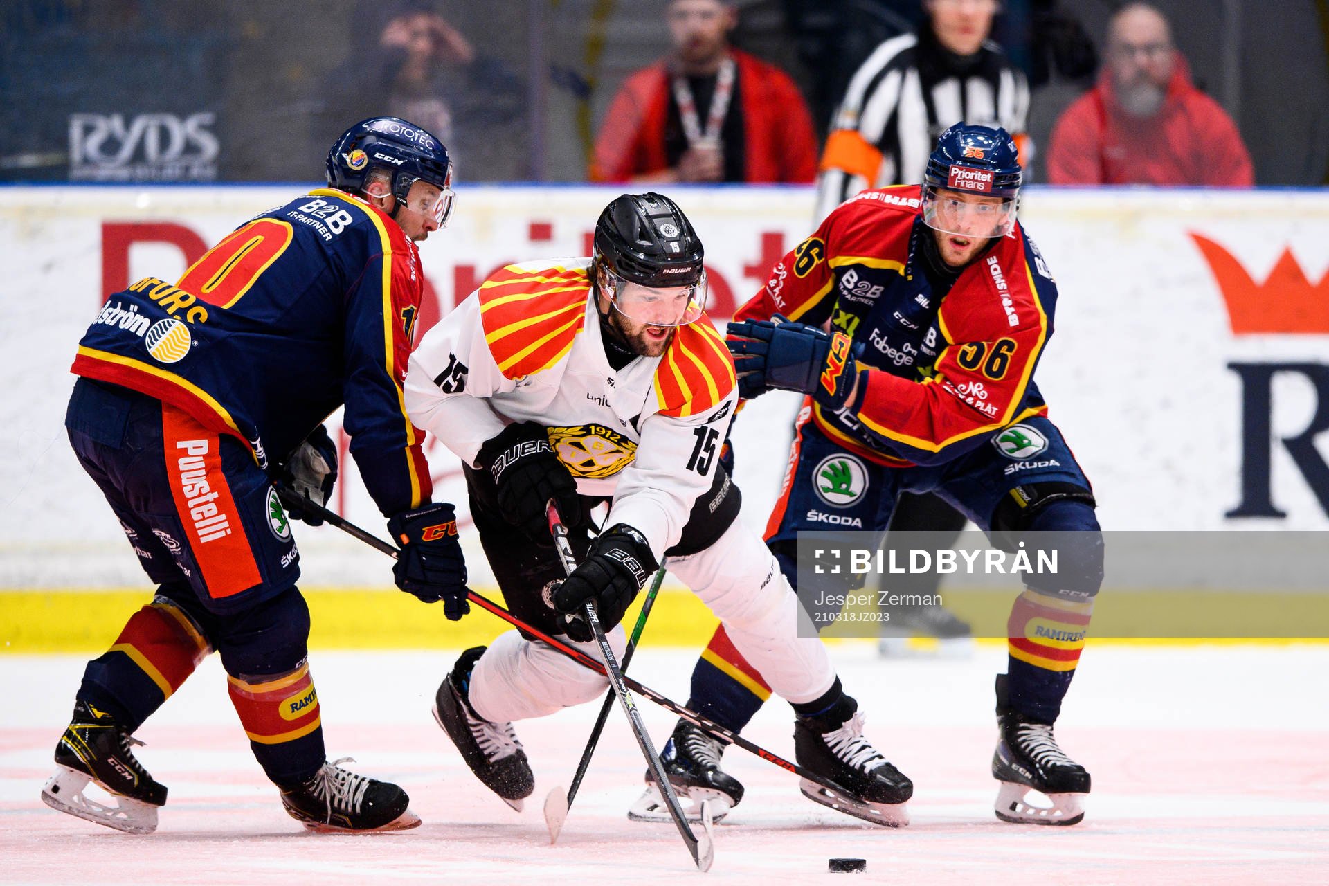 Brynäs Simon Bertilsson i en kamp mot Djurgårdens Niclas