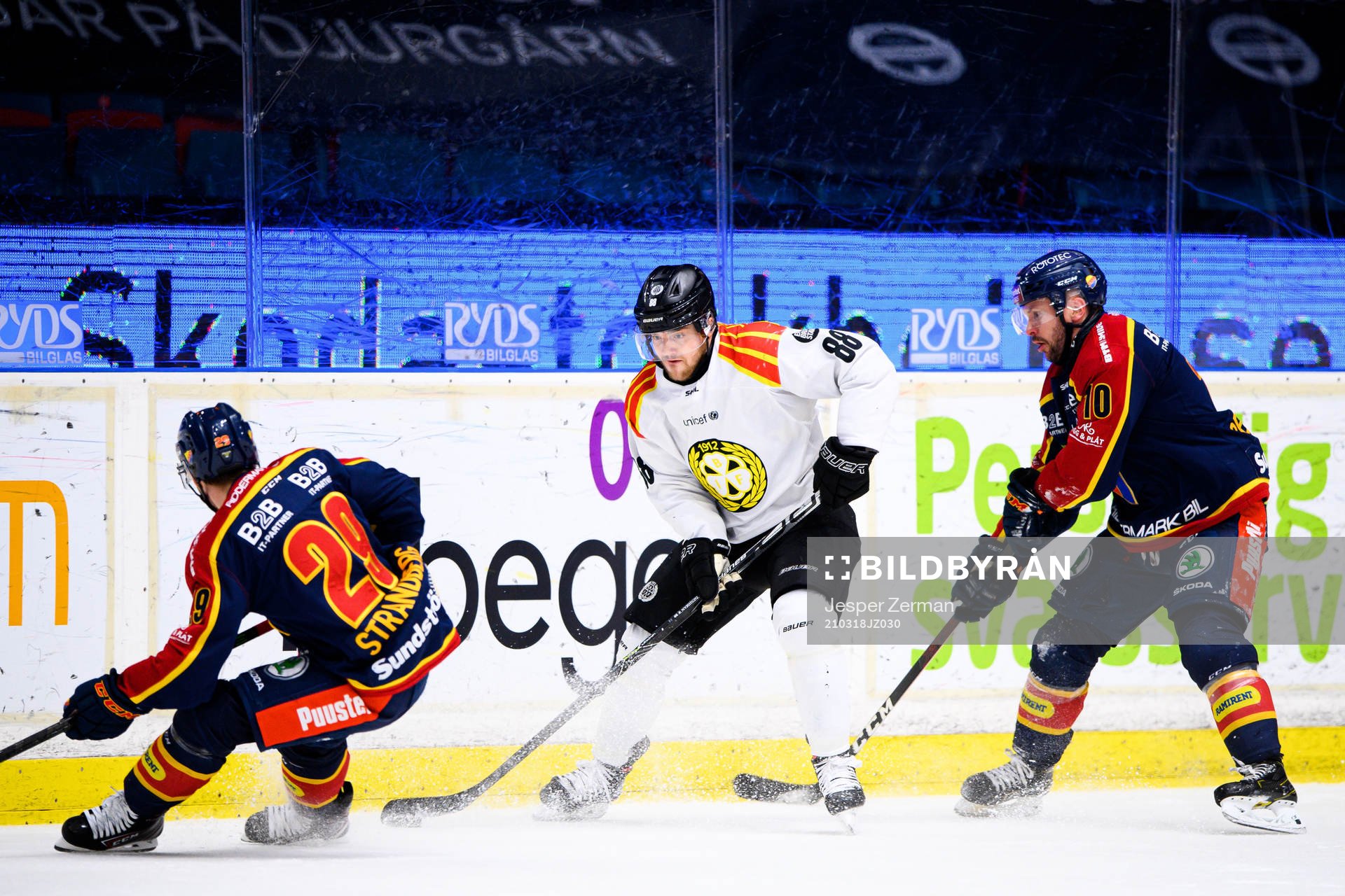 Brynäs Jadeon Descheneau i en kampmmot Djurgårdens