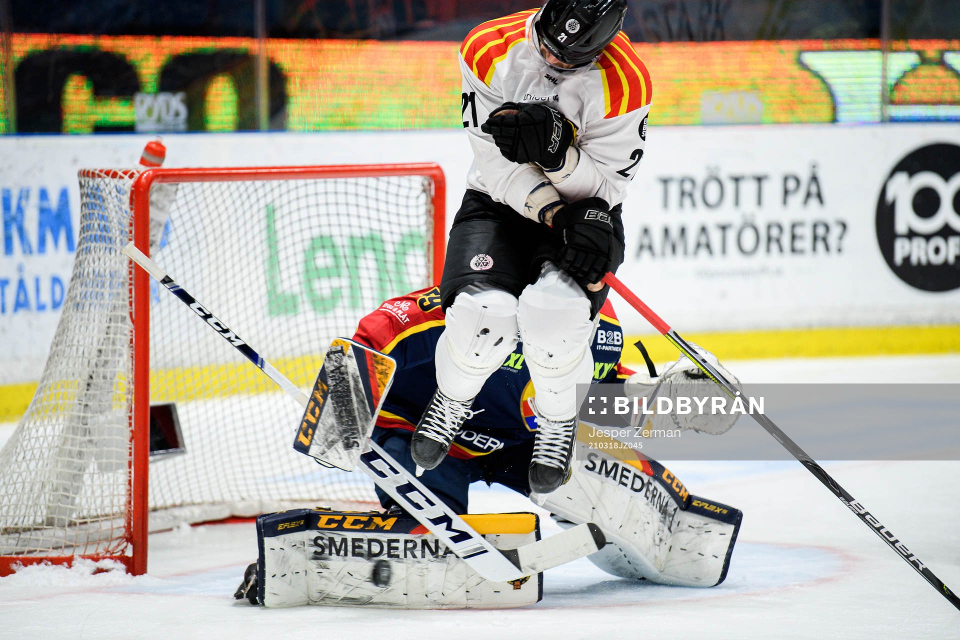 Brynäs Patrik Berglund oroar framför Djurgårdens