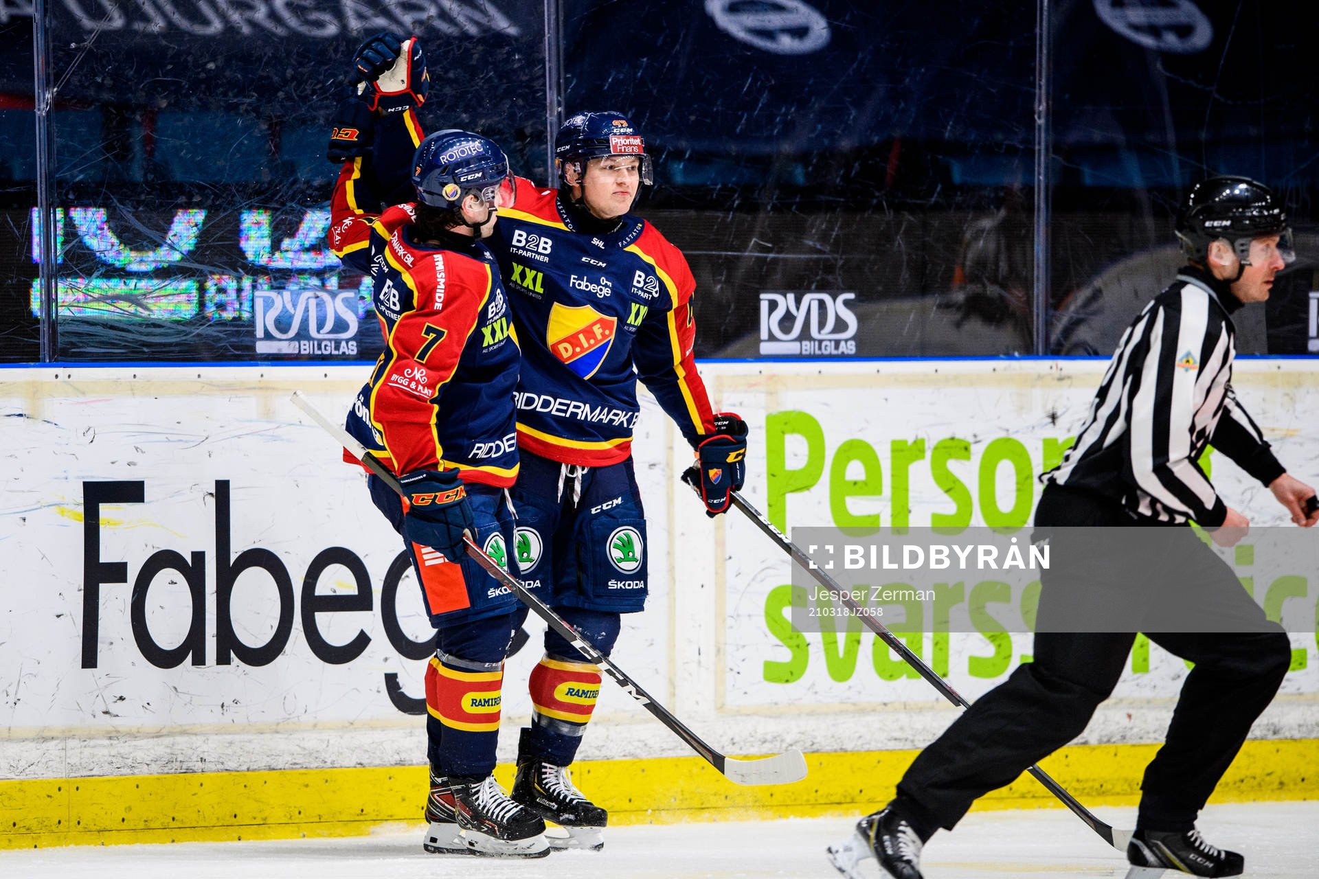 Djurgårdens Rhett Rakhshani (h) jublar med Robert Nardella