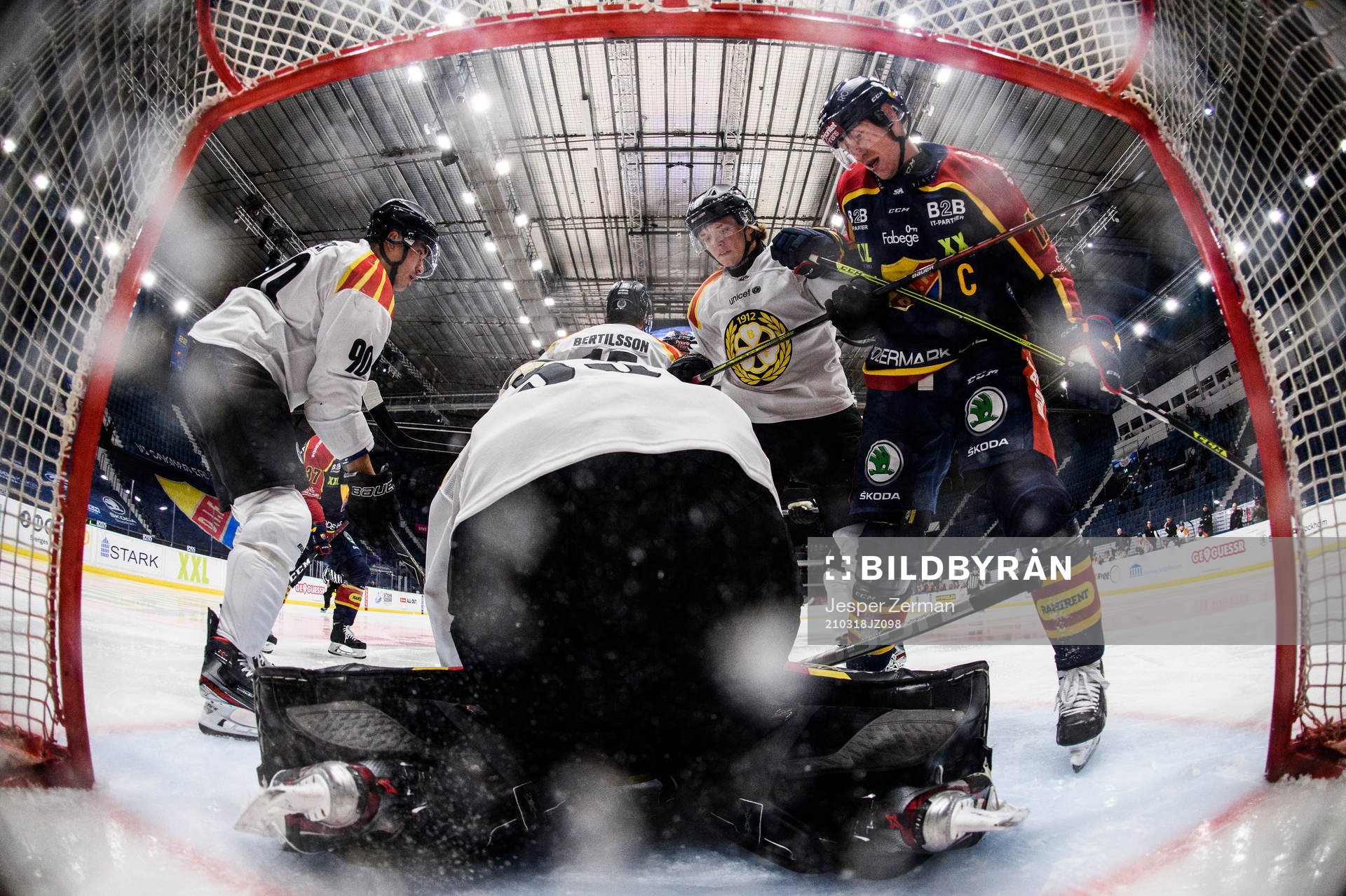 Djurgårdens Henrik Eriksson oroar framför Brynäs