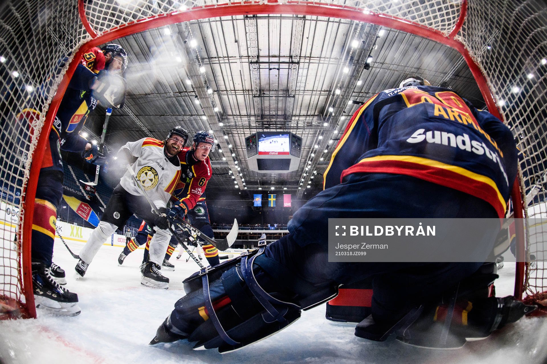 Brynäs John Nyberg oroar framför Djurgårdens målvakt