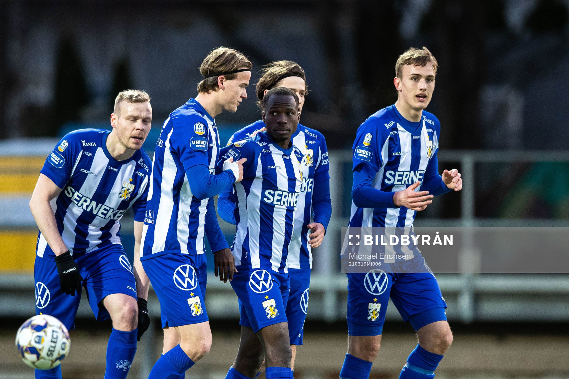 IFK Göteborgs Alhassan Yusuf Abdullahi jublar med lagkamrater efter 1-0 under träningsmatchen i fotboll mellan IFK Göteborg och Landskrona den 19 mars 2021 i Göteborg.