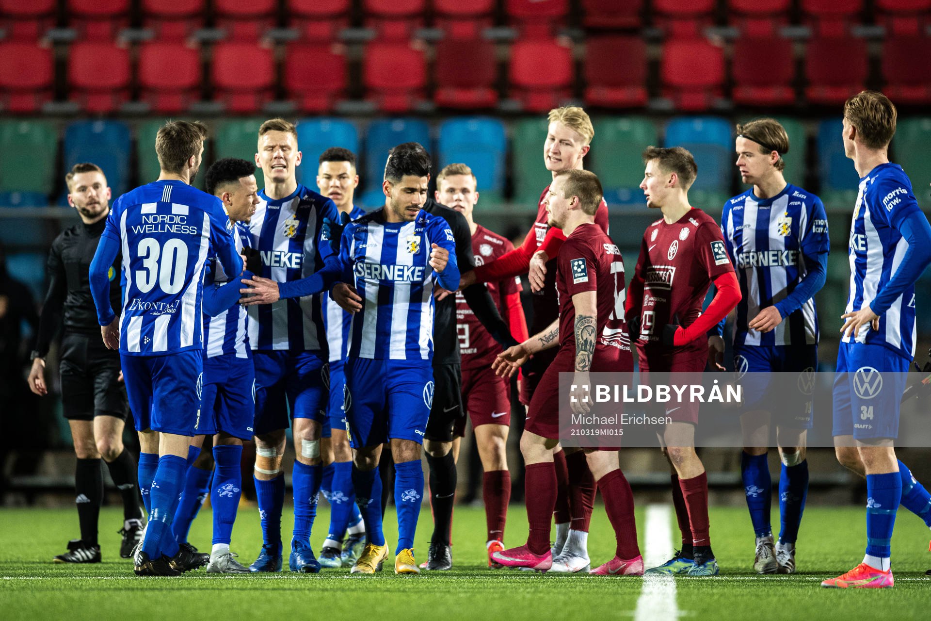 IFK Göteborgs Tobias Sana i dispyt med Landskronas Sumar