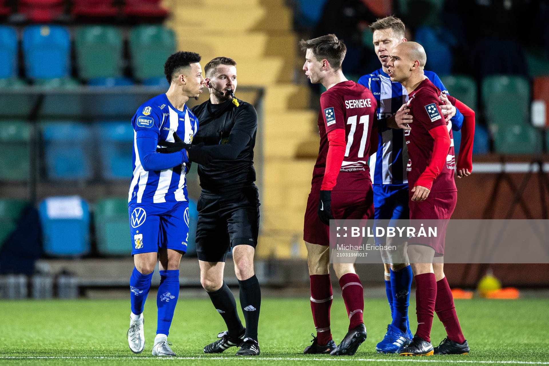IFK Göteborgs Tobias Sana i dispyt med Landskronas Sumar