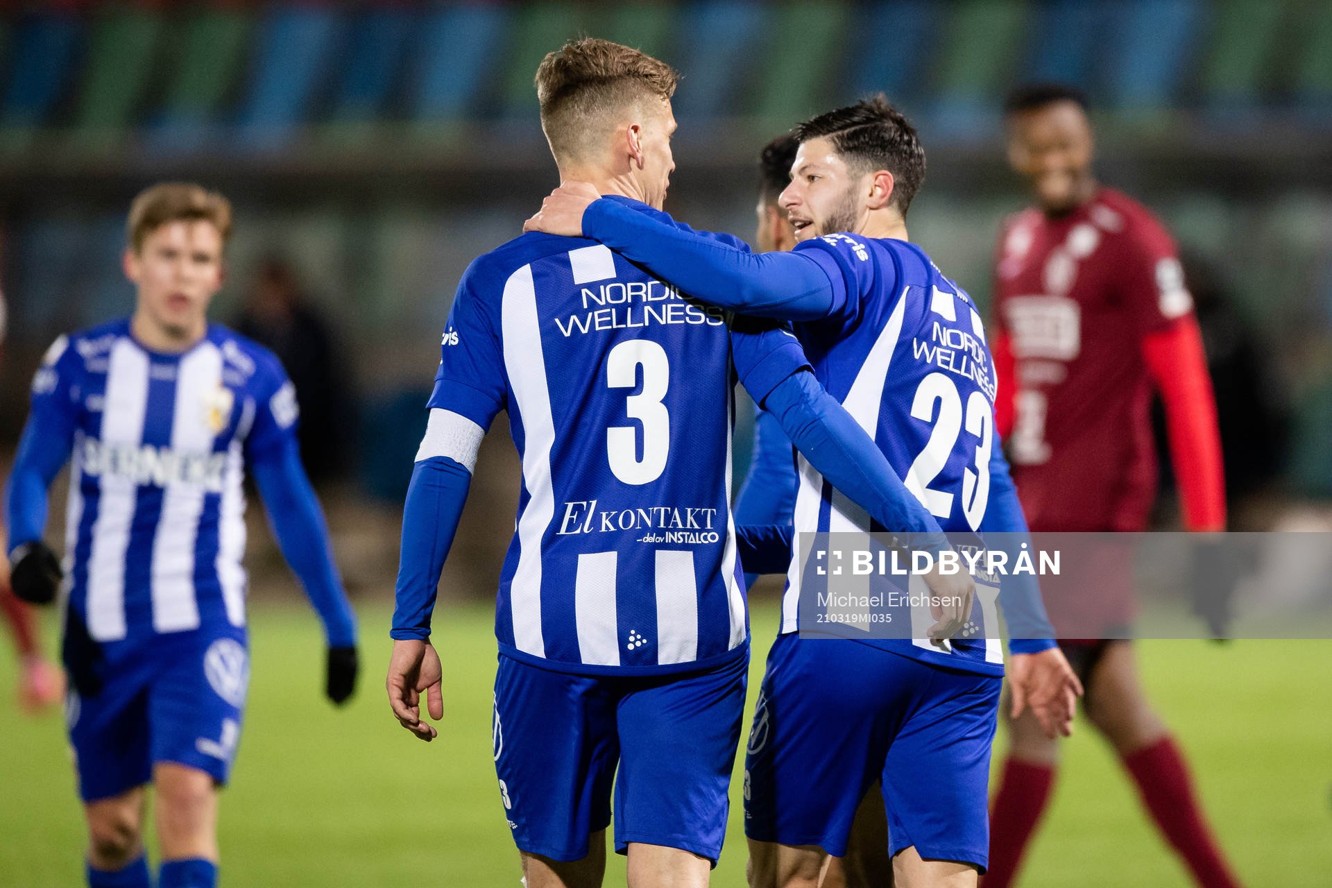 IFK Göteborgs Kevin Yakob jublar ihop med Pontus Wenbloom