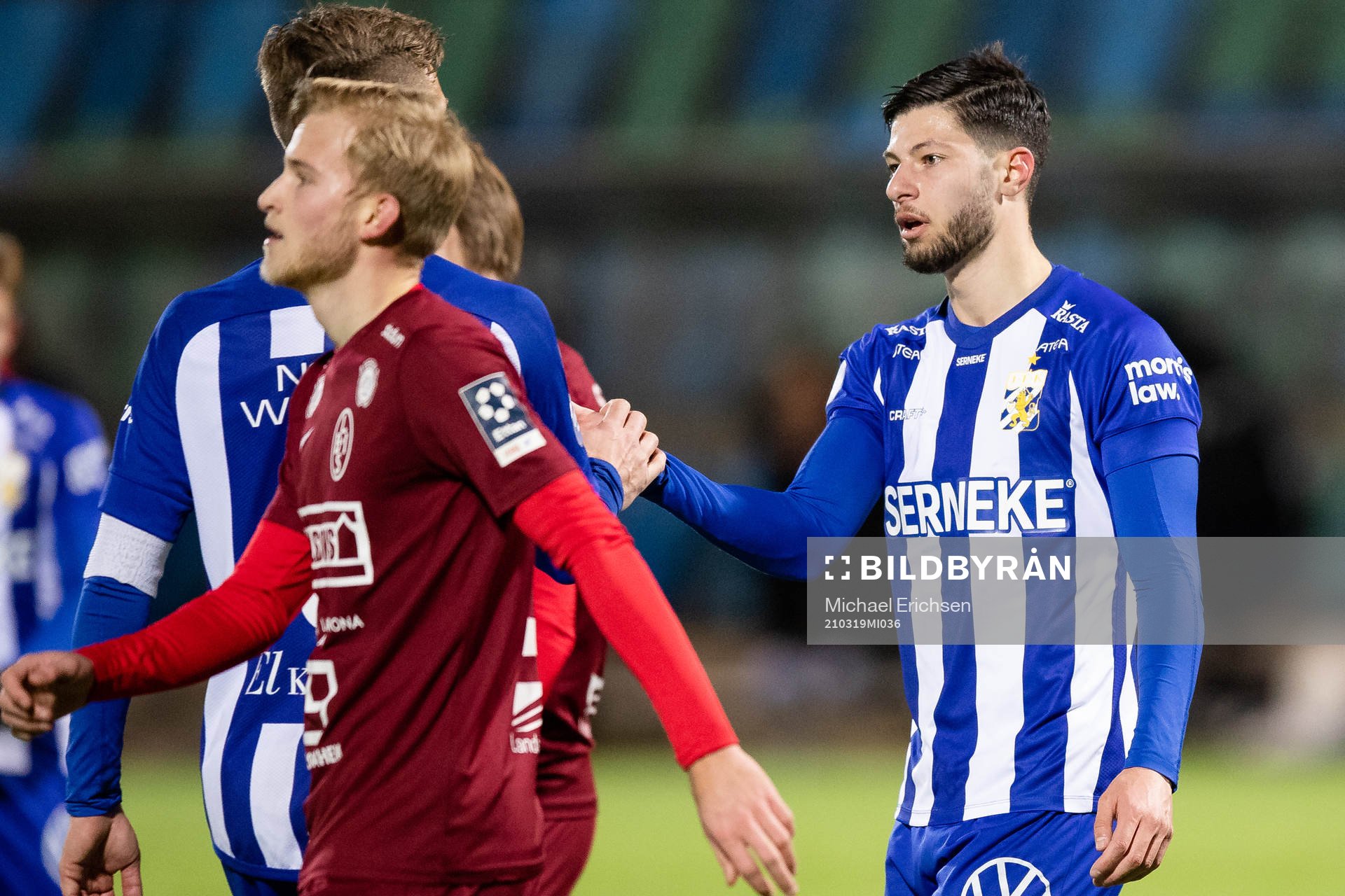 IFK Göteborgs Kevin Yakob jublar ihop med Pontus Wenbloom