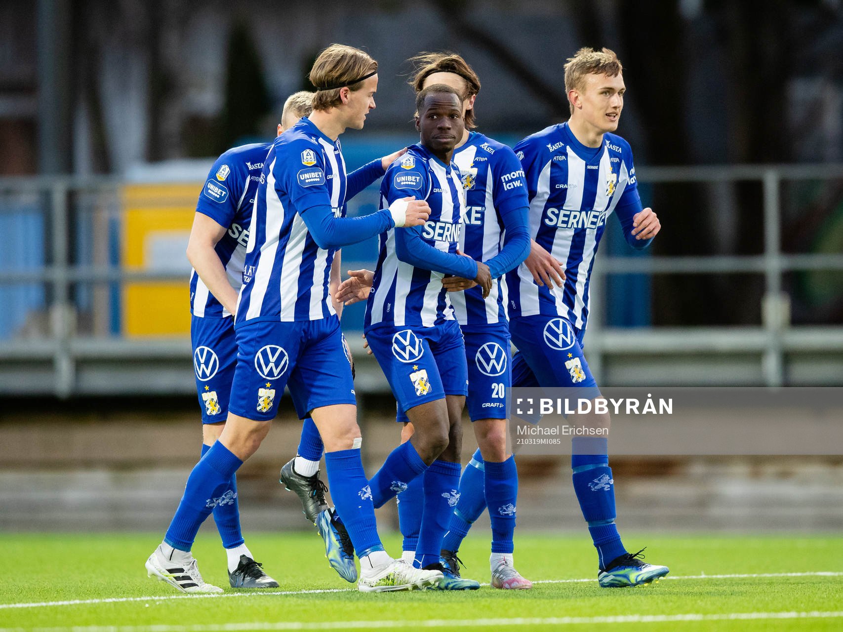 IFK Göteborgs Alhassan Yusuf Abdullahi jublar med lagkamrater efter 1-0 under fotbollsmatchen i träningsmatchen mellan IFK Göteborg och Landskrona den 19 mars 2021 i Göteborg.