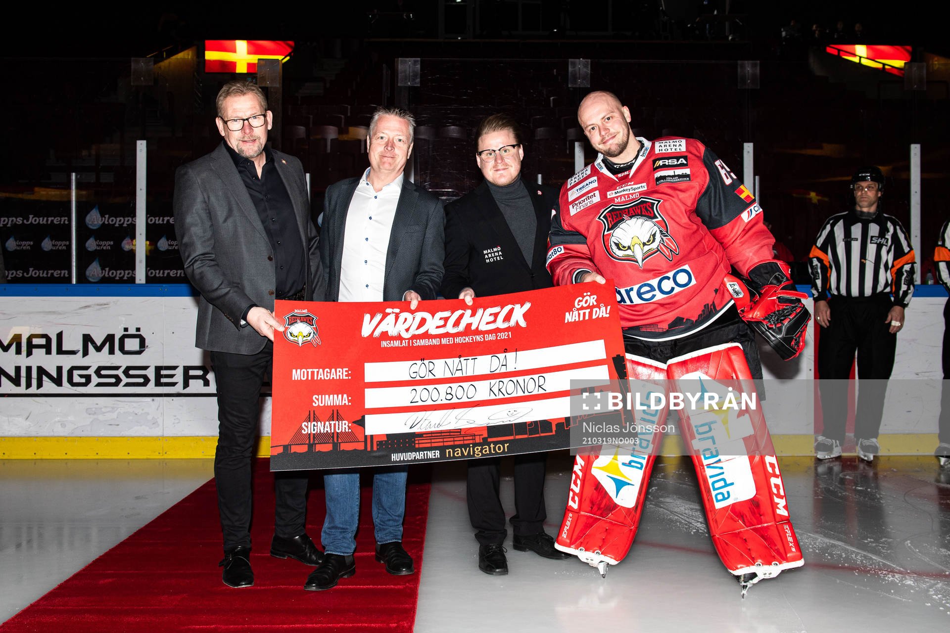 Malmö Redhawks målvakt Oscar Alsenfelt med en check till