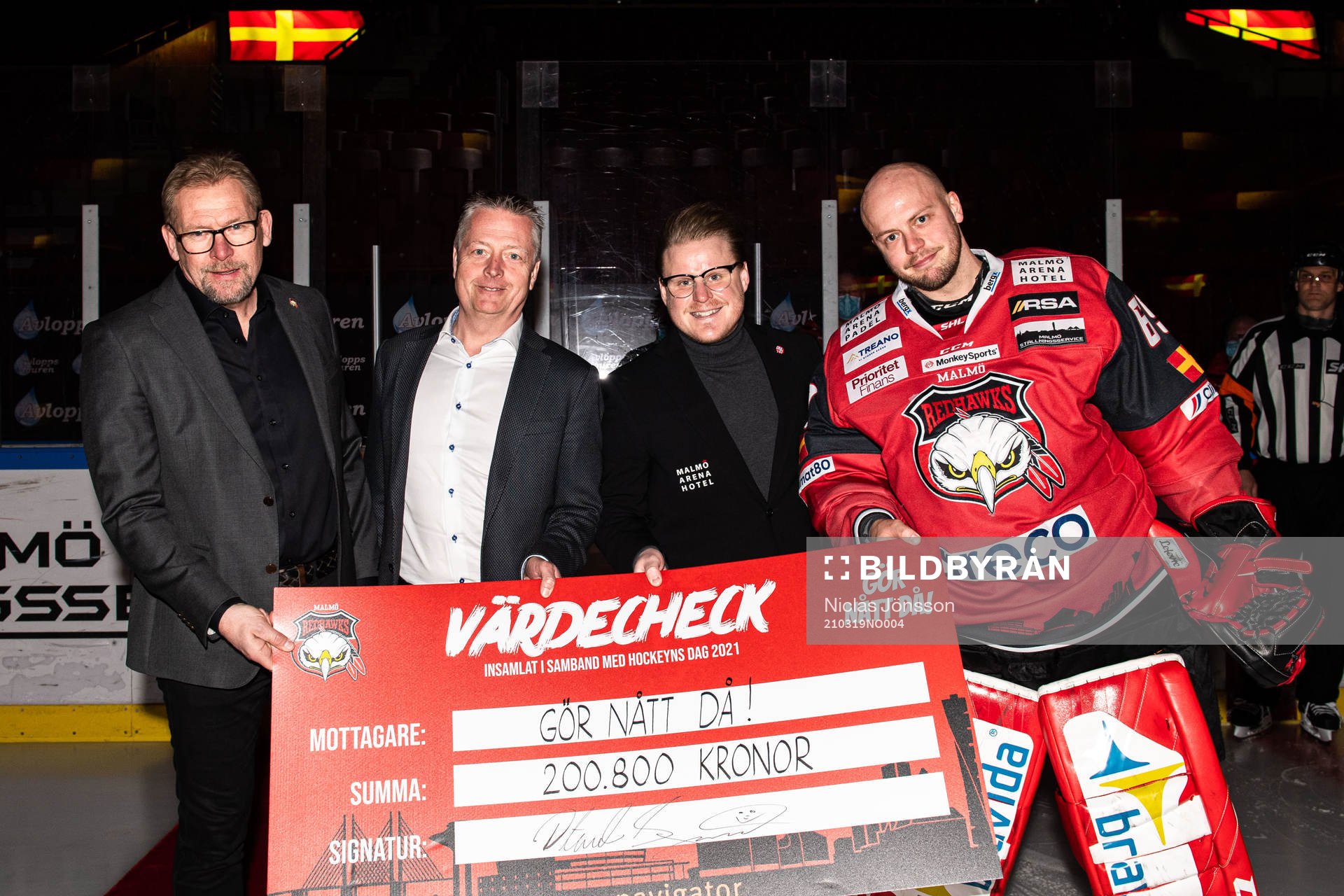 Malmö Redhawks målvakt Oscar Alsenfelt med en check till