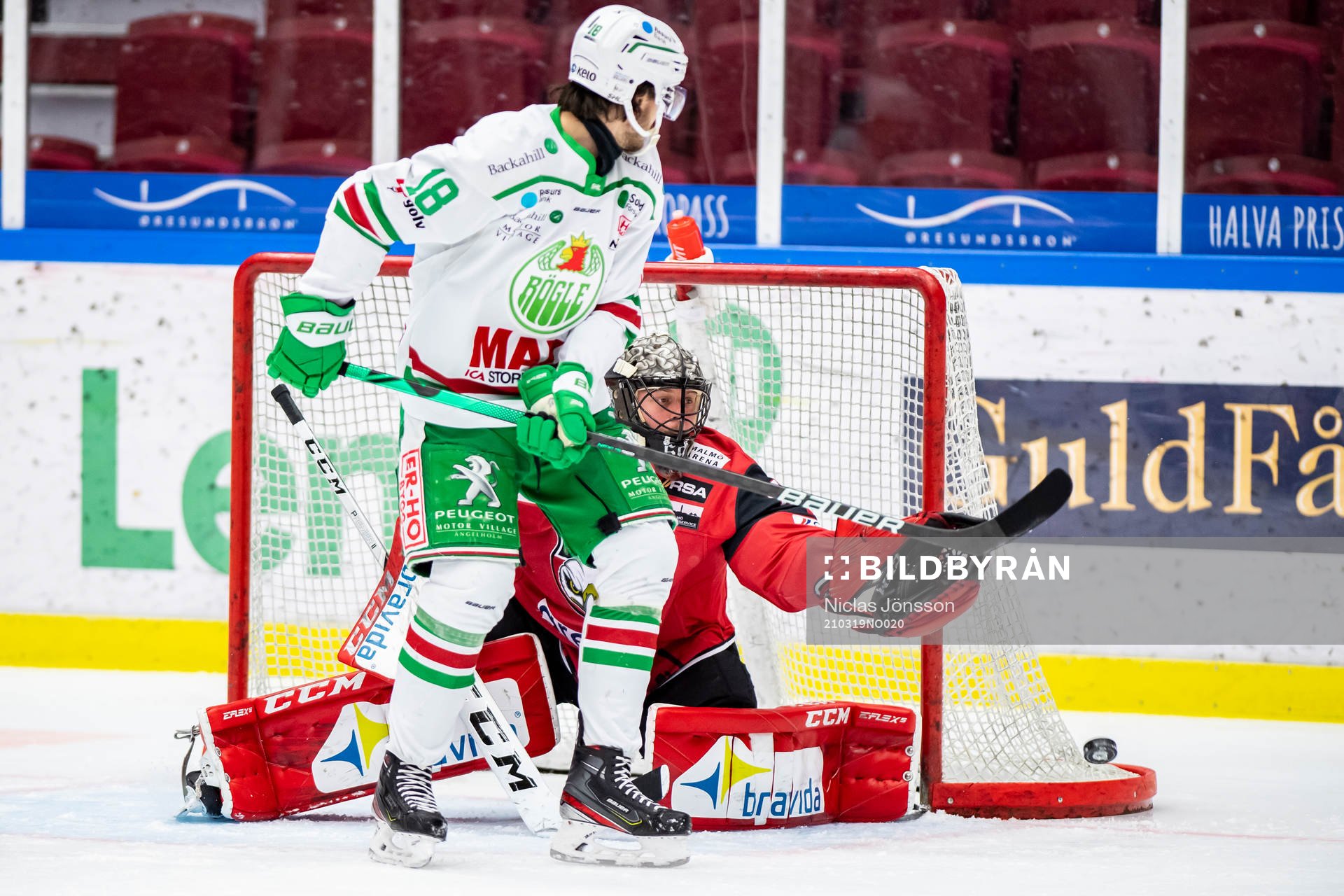 Rögles Dennis Everberg oroar framför Malmö Redhawks