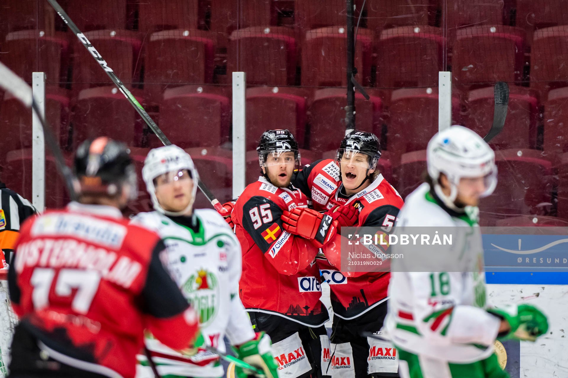Malmö Redhawks Carl Persson  och Emil Sylvegård jublar
