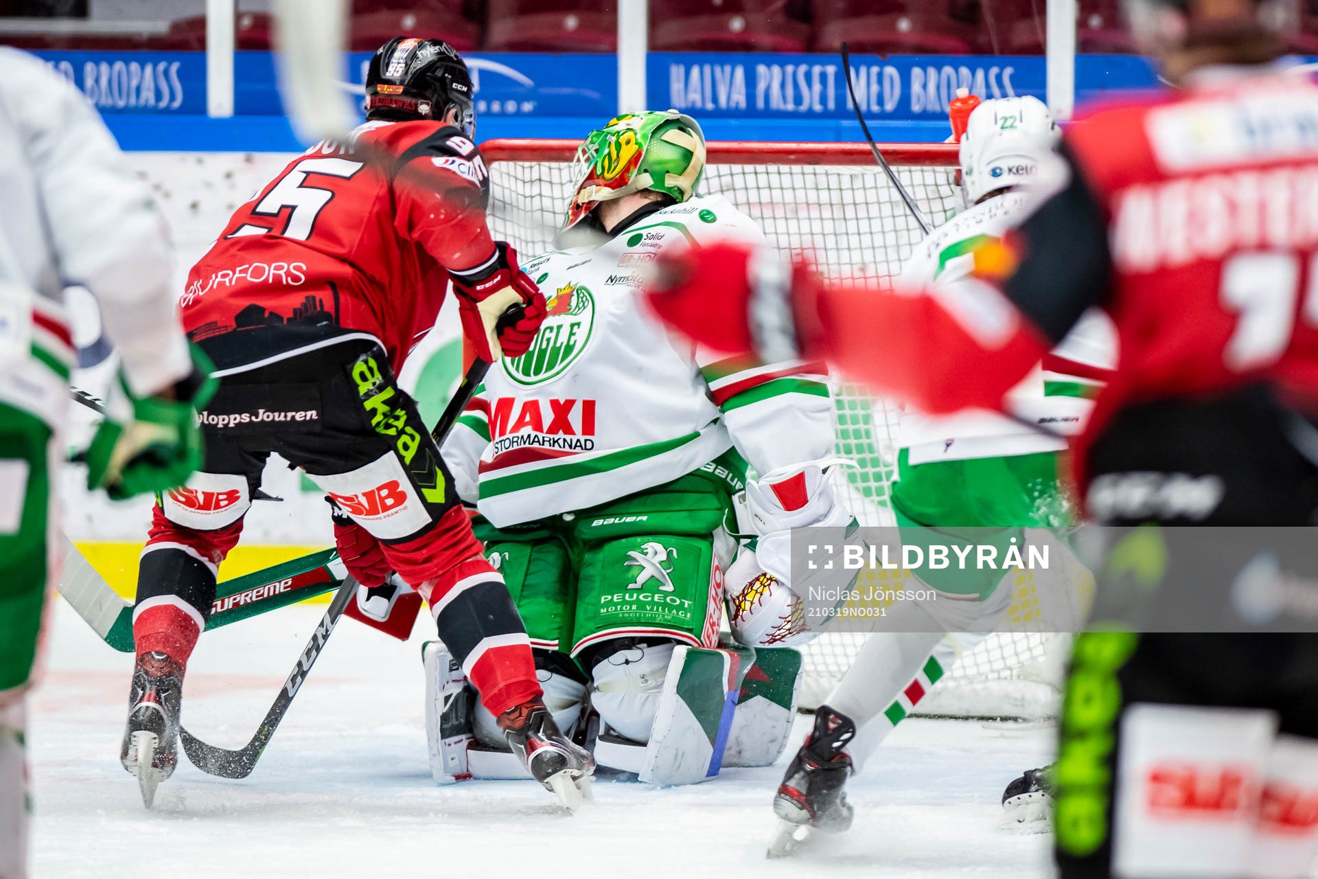Malmö Redhawks Carl Persson oroar framför Rögles
