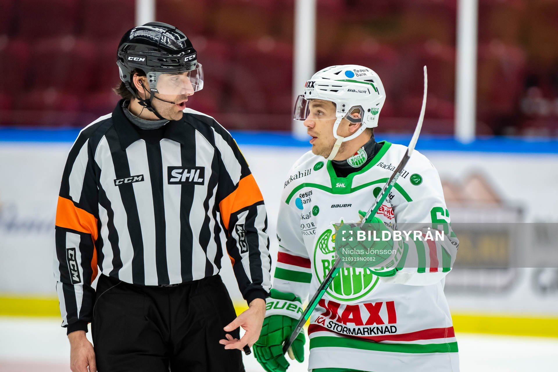 Domare Mikeal sjöqvist i diskussion med Rögles Leon