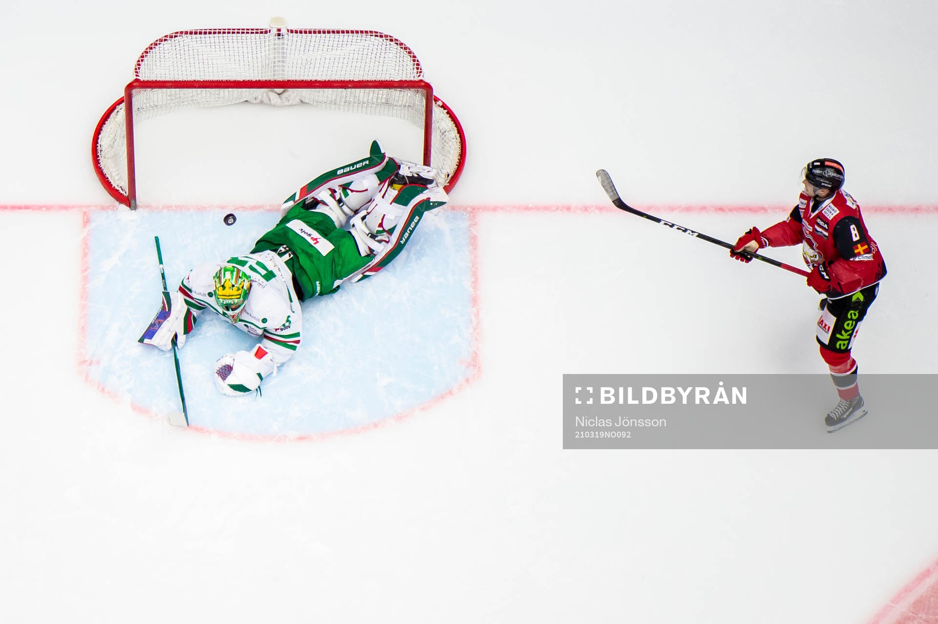 Rögles målvakt Christoffer Rifalk räddar Malmö Redhawks