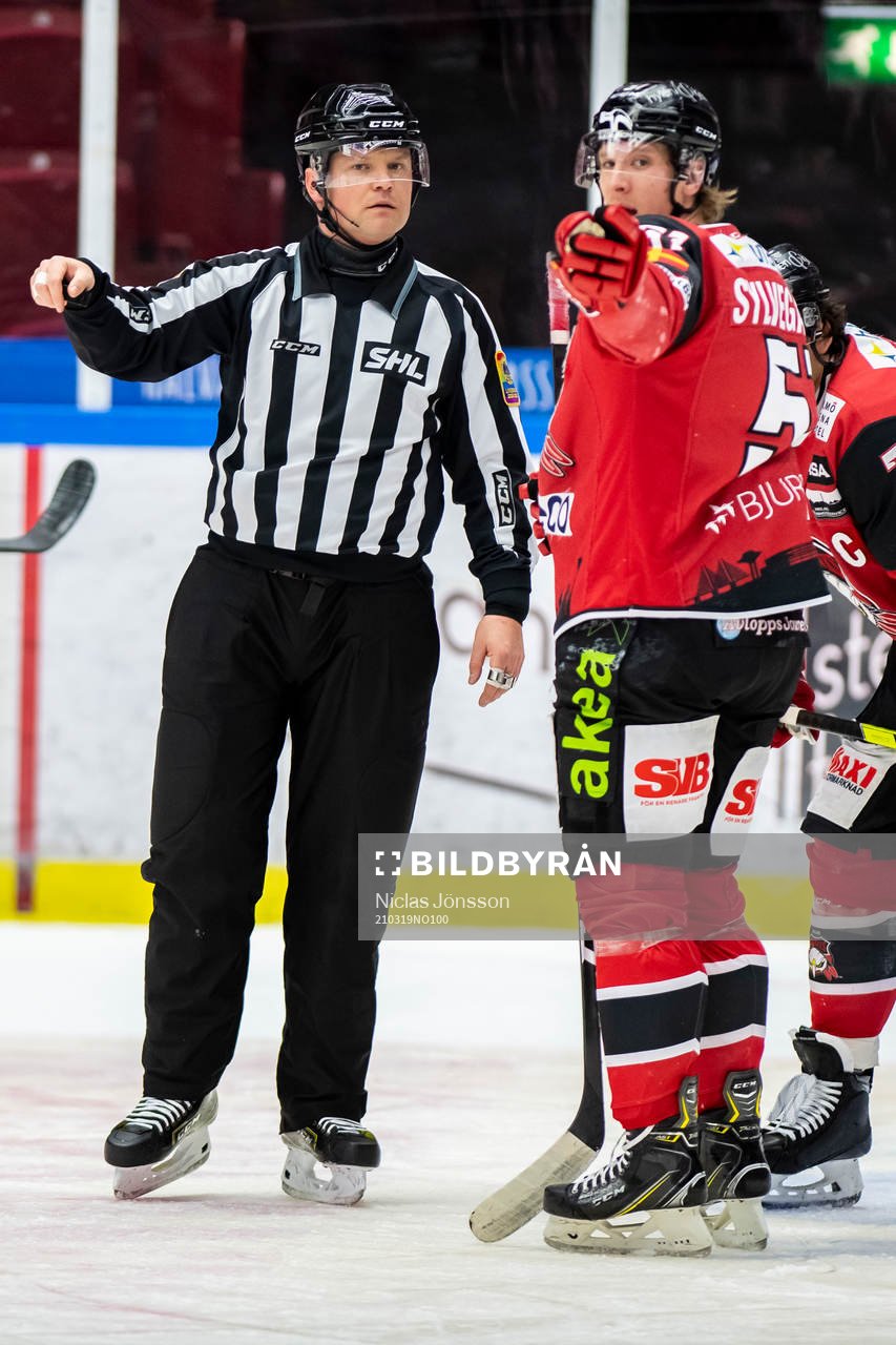 Linjedomare Ludwig Lundgren i samspråk med Malmö Redhawks