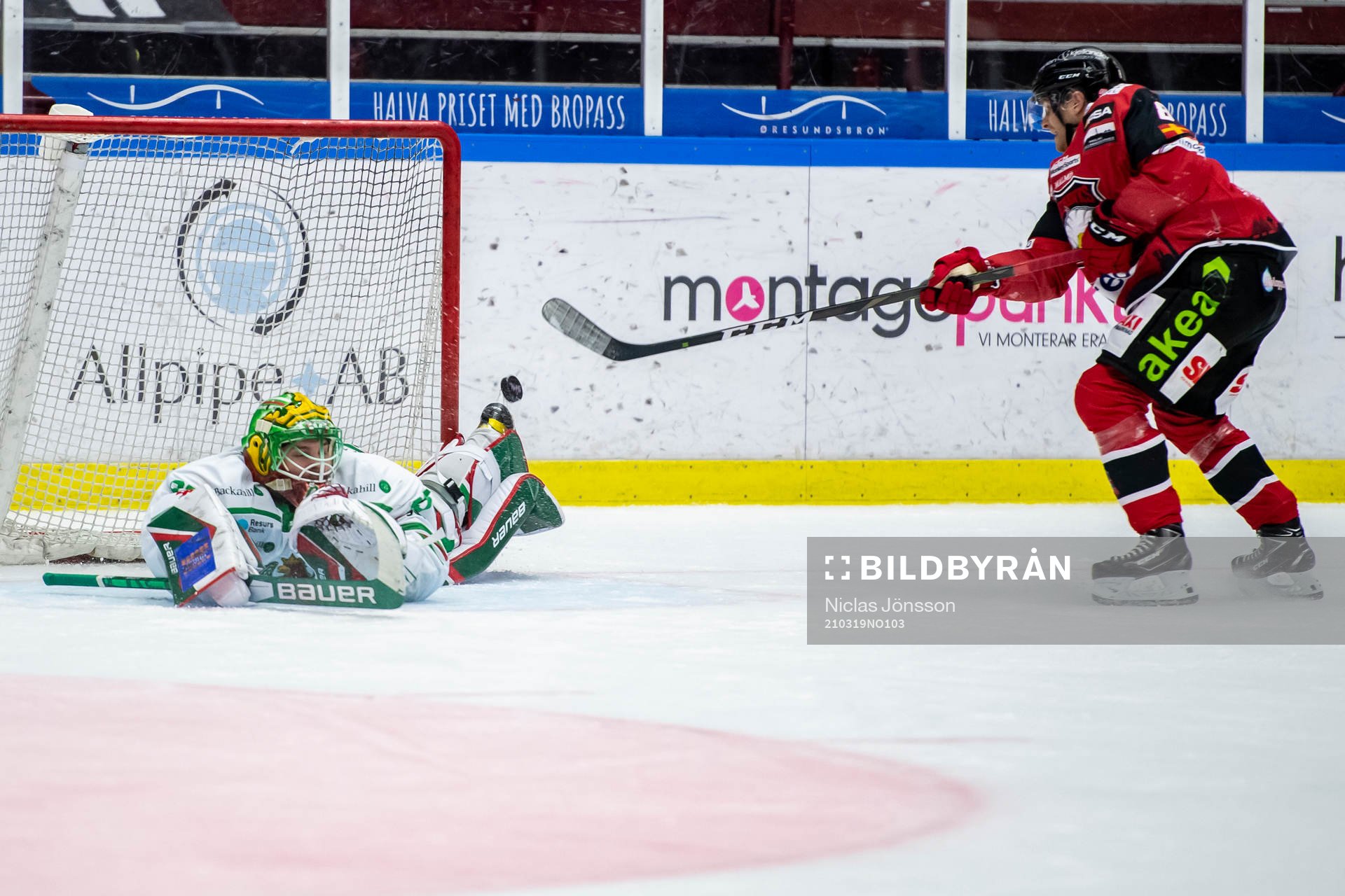 Rögles målvakt Christoffer Rifalk räddar Malmö Redhawks