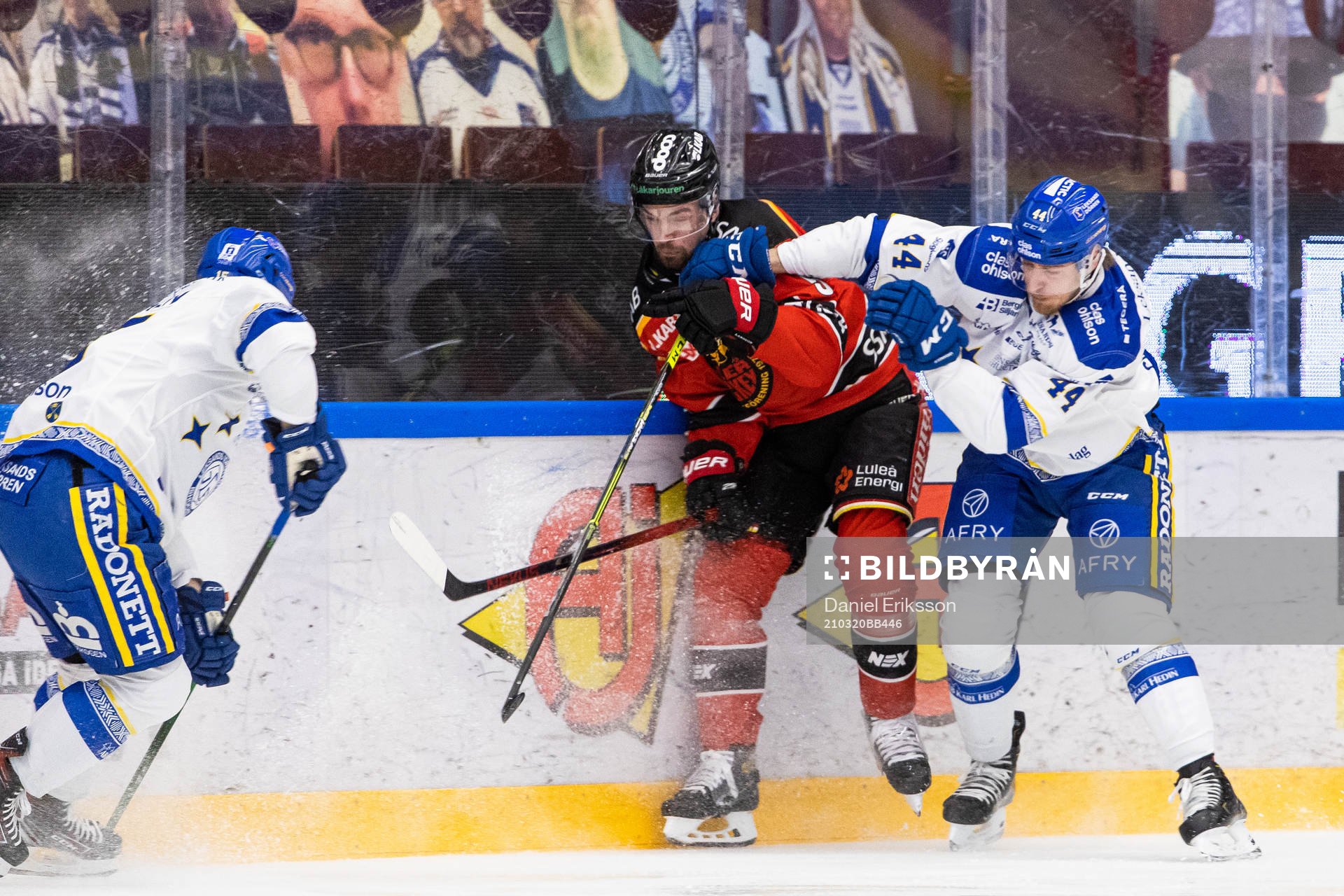 Luleås Eddie Larsson och Leksands Ashton Carter i kamp om