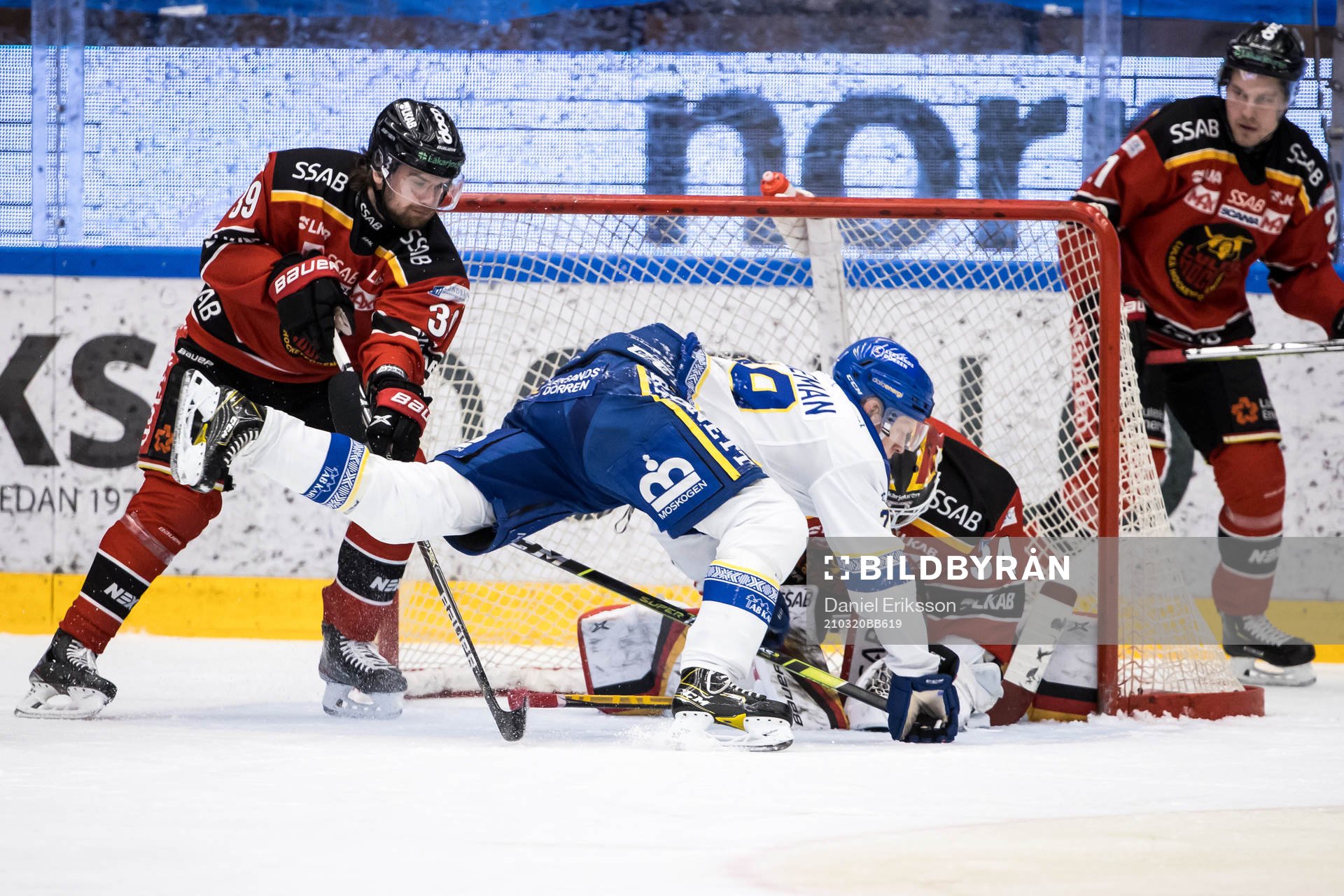 Leksands Emil Heineman oroar framför Luleås målvakt Joel