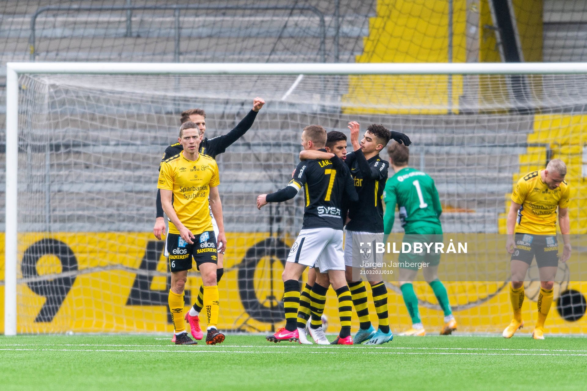 s Nicolas Stefanelli jublar med lagkamrater