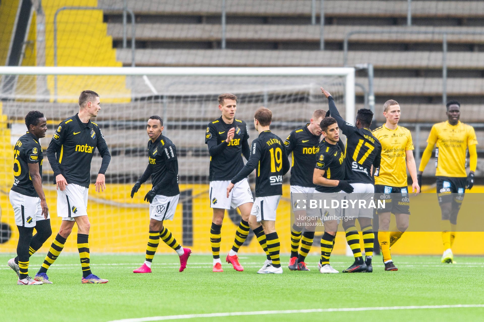 s Ebenezer Ofori jublar med lagkamrater