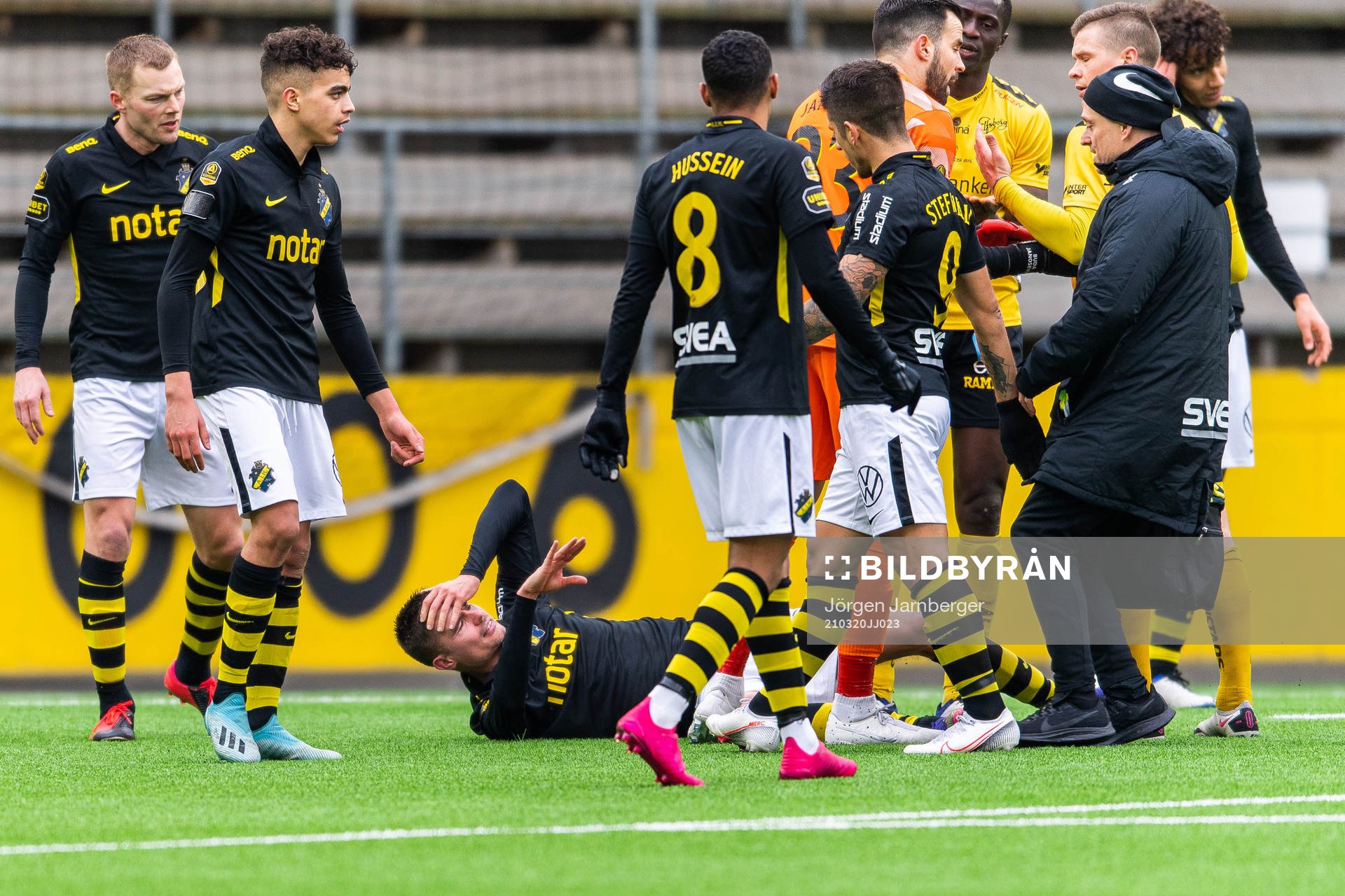 s Mikael Lustig tar sig mot huvudet