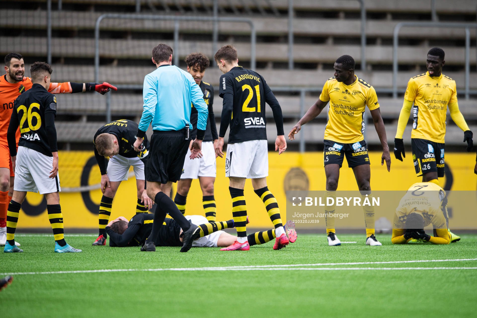 s Mikael Lustig och Elfsborgs Joseph Stanley Okumu blir