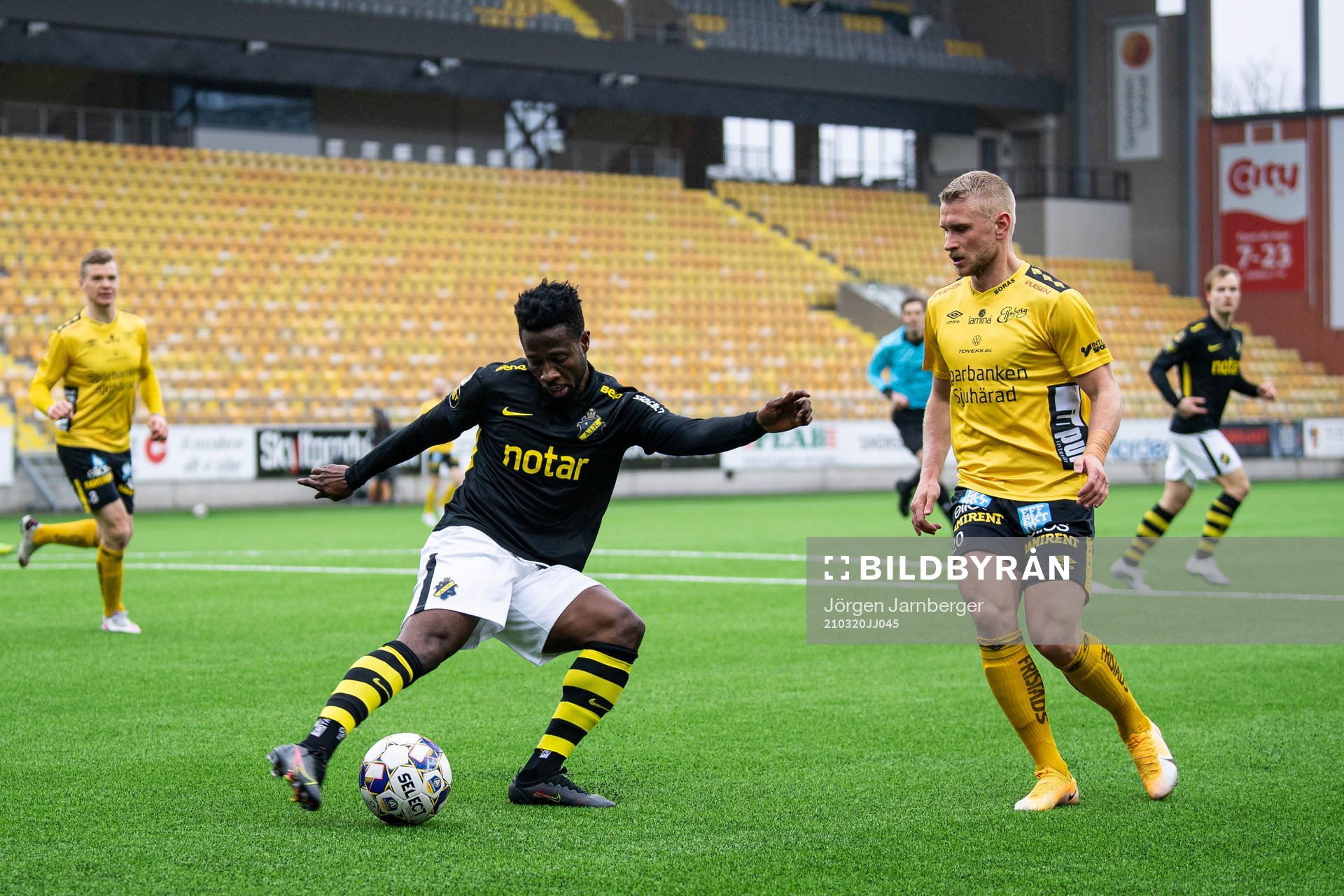 s Ebenezer Ofori och Elfsborgs Simon Strand