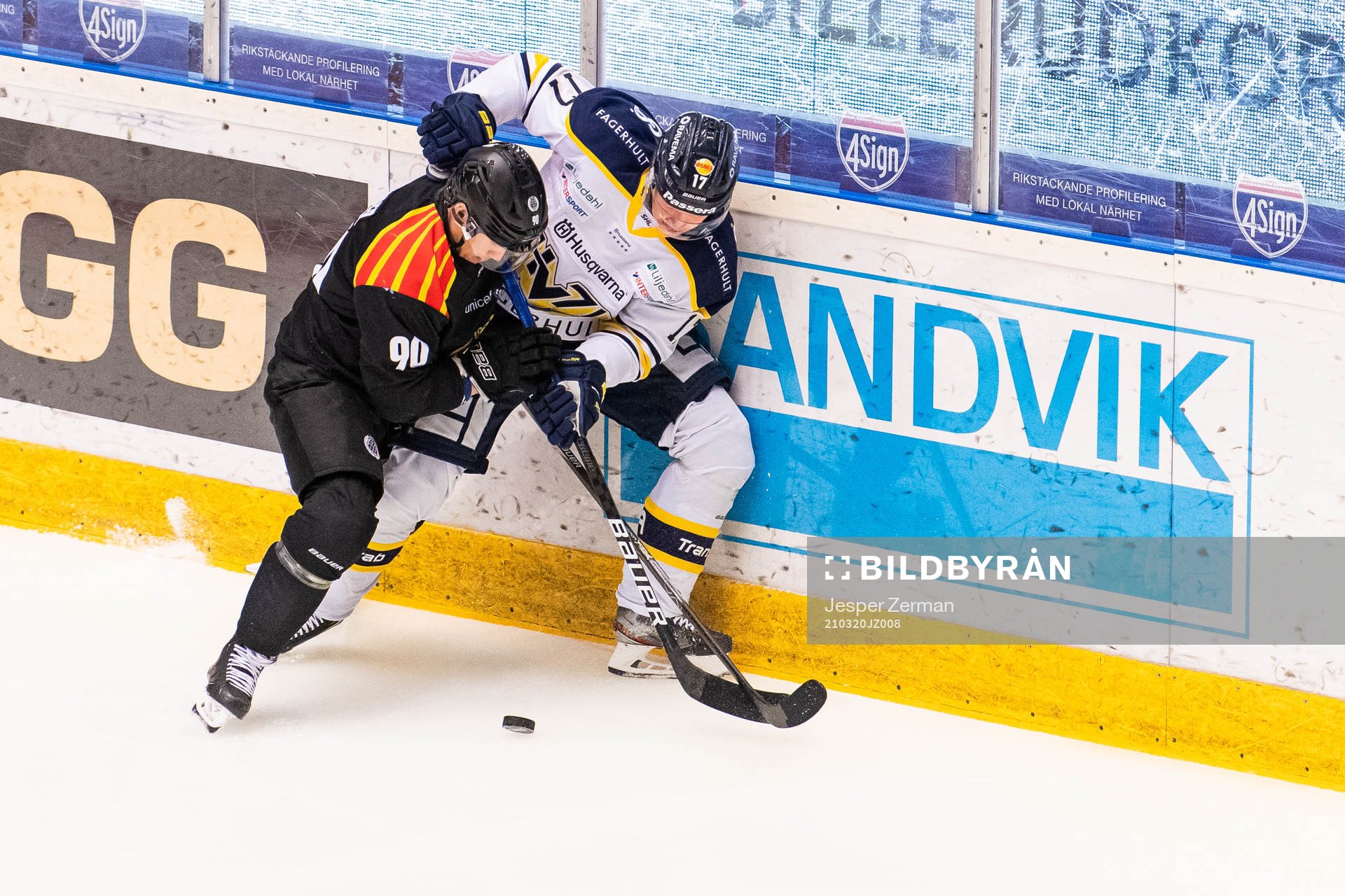 s Emil Johansson i kamp om pucken