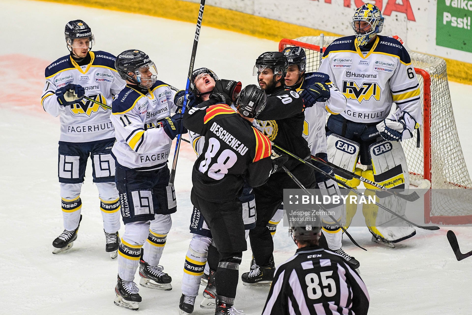 s Emil Johansson och Brynäs Jaedon Descheneau i gruff