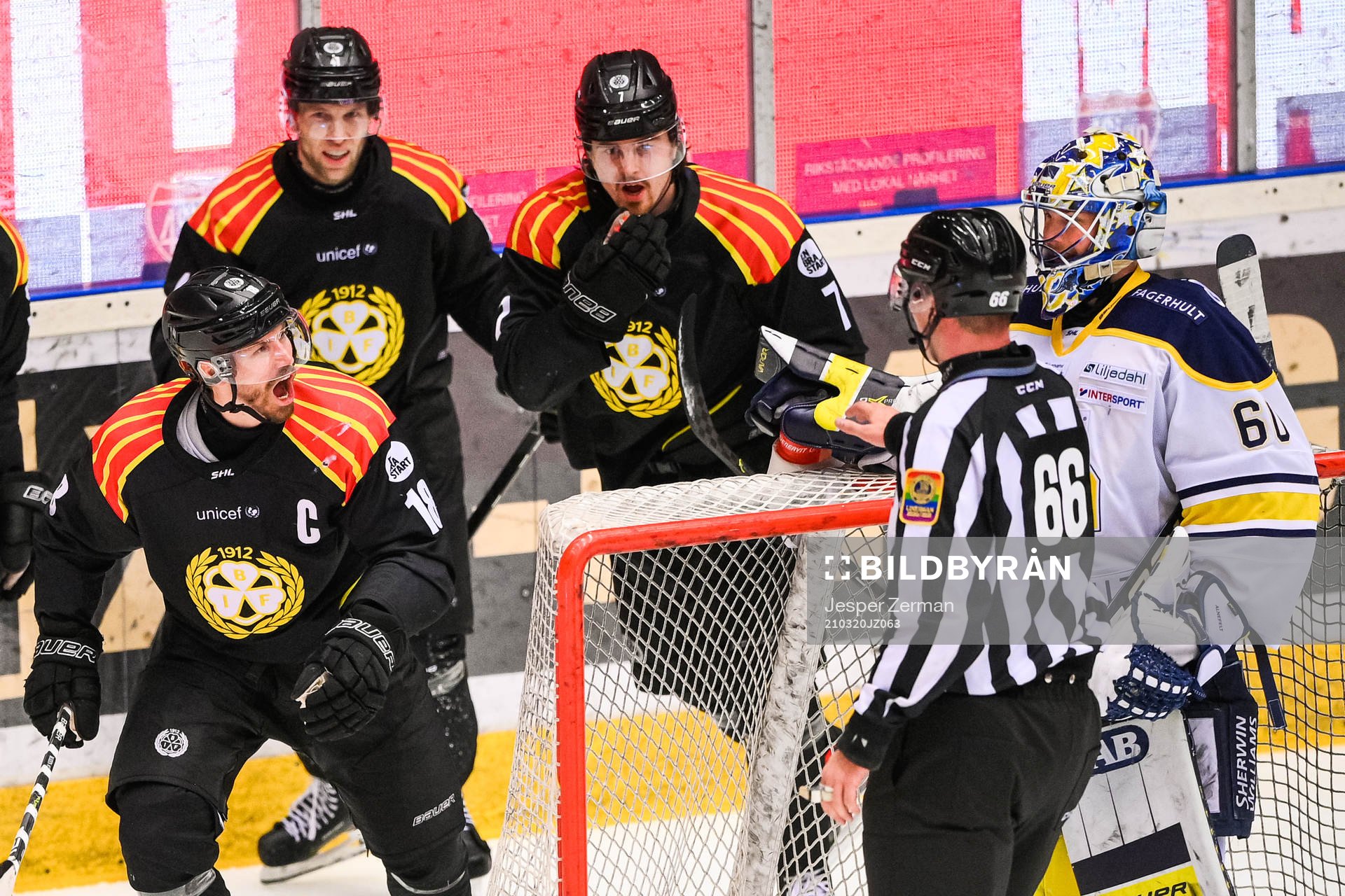 Brynäs Anton Rödin jublar mot målvakt Hugo Alnefelt
