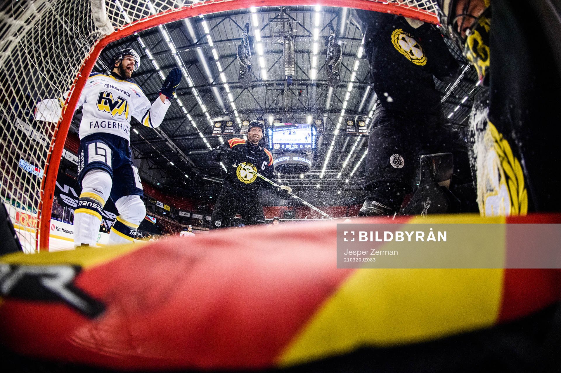 s Axel Holmström och Brynäs Anton Rödin i samband med
