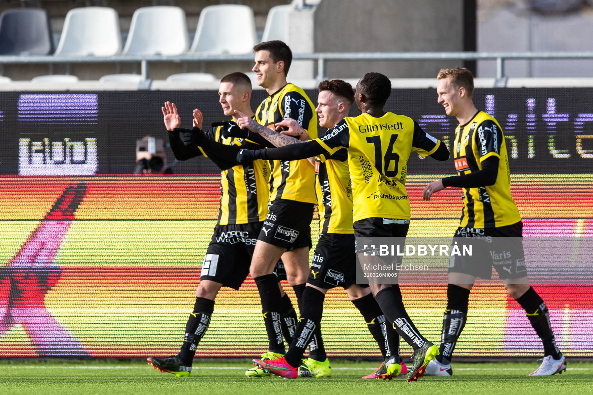 Häckens Alexander Jeremejeff jublar
