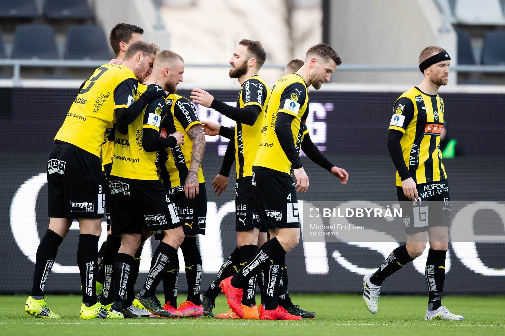 Häckens Alexander Jeremejeff  jublar med lagkamrater