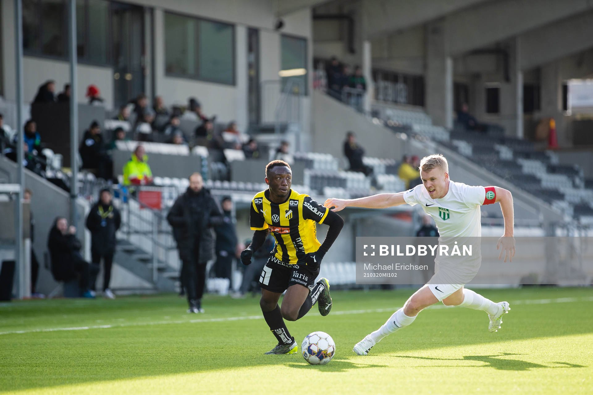 Häckens Benie Adama Traore och Västerås Simon Johansson