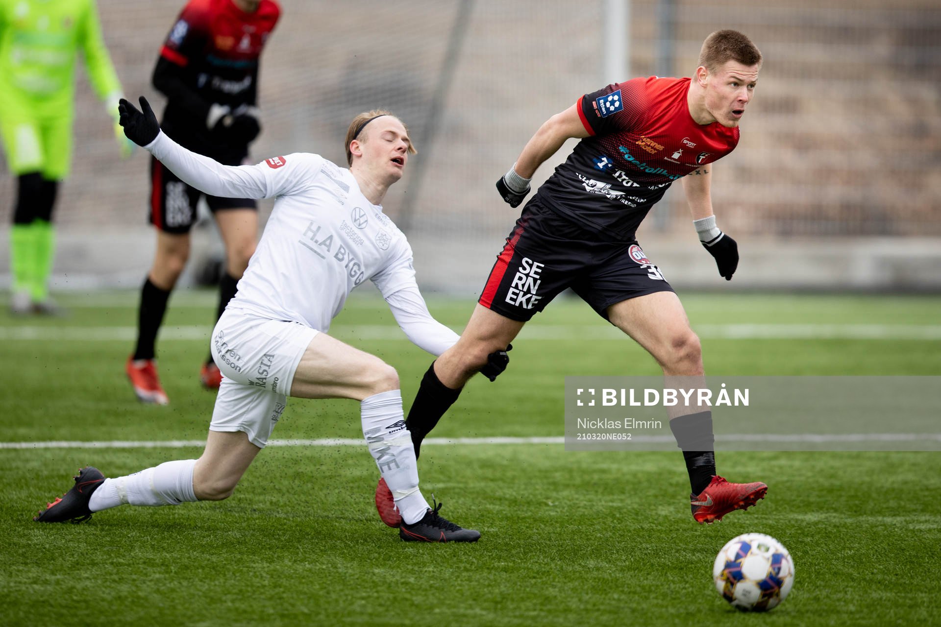 Örgrytes Arvid Siguardsson mot Trollhättans Alexander Leksell under fotbollsmatchen i träningsmatchen mellan Örgryte och Trollhättan den 20 mars 2021 i Göteborg.