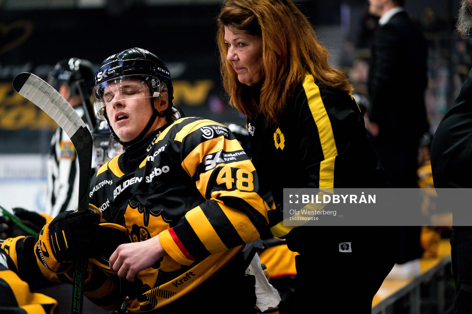 Skellefteås Jonatan Berggren har ont och får behandling
